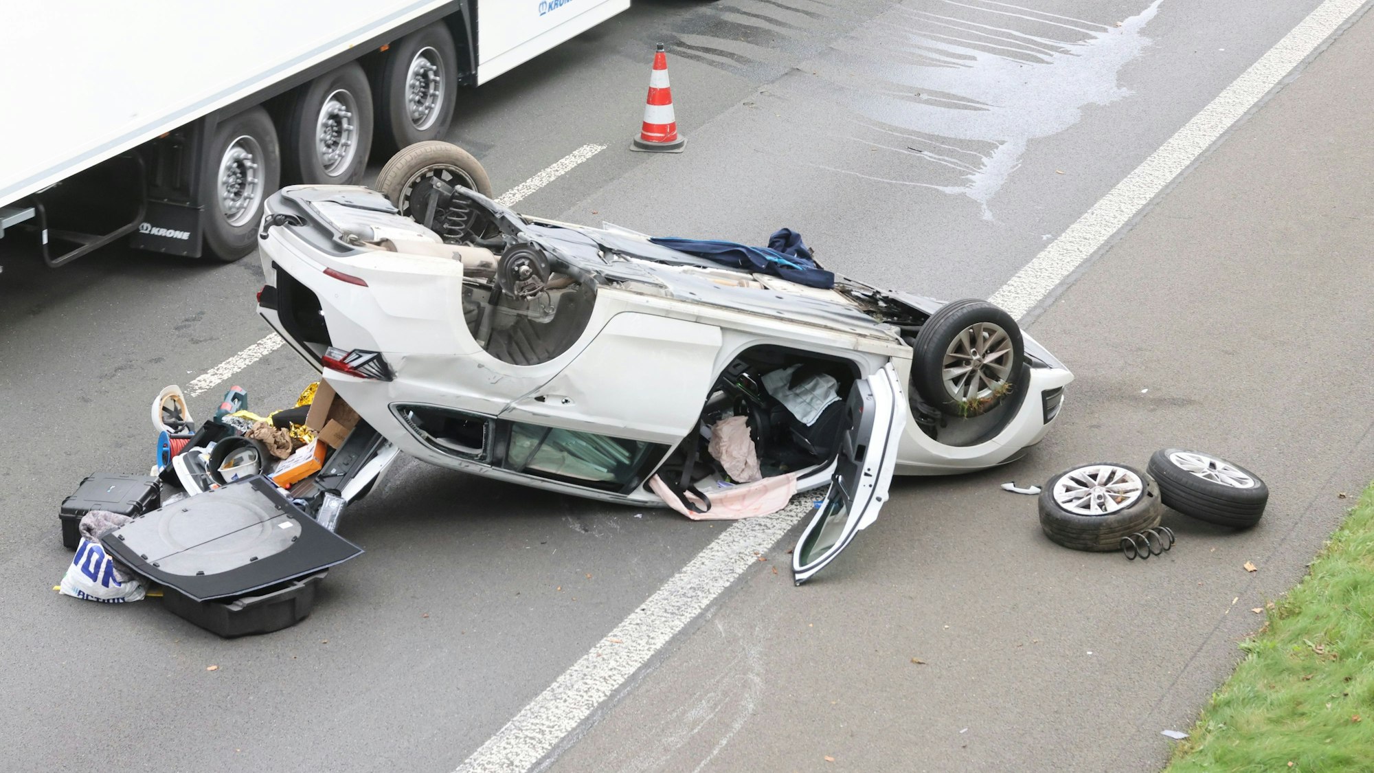 Ein Auto liegt nach einem Unfall auf der Autobahn auf dem Dach auf der rechten Fahrbahn.