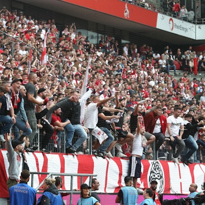 1.FC Köln vs. VFB Stuttgart, 6. Spieltag, 30.09.2023, 15.30 Uhr, die Fans auf der Südtribüne nach dem Spiel (1. FC Köln), Bild: Herbert Bucco