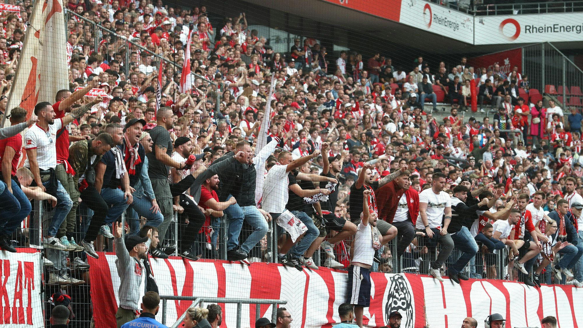 1.FC Köln vs. VFB Stuttgart, 6. Spieltag, 30.09.2023, 15.30 Uhr, die Fans auf der Südtribüne nach dem Spiel (1. FC Köln), Bild: Herbert Bucco