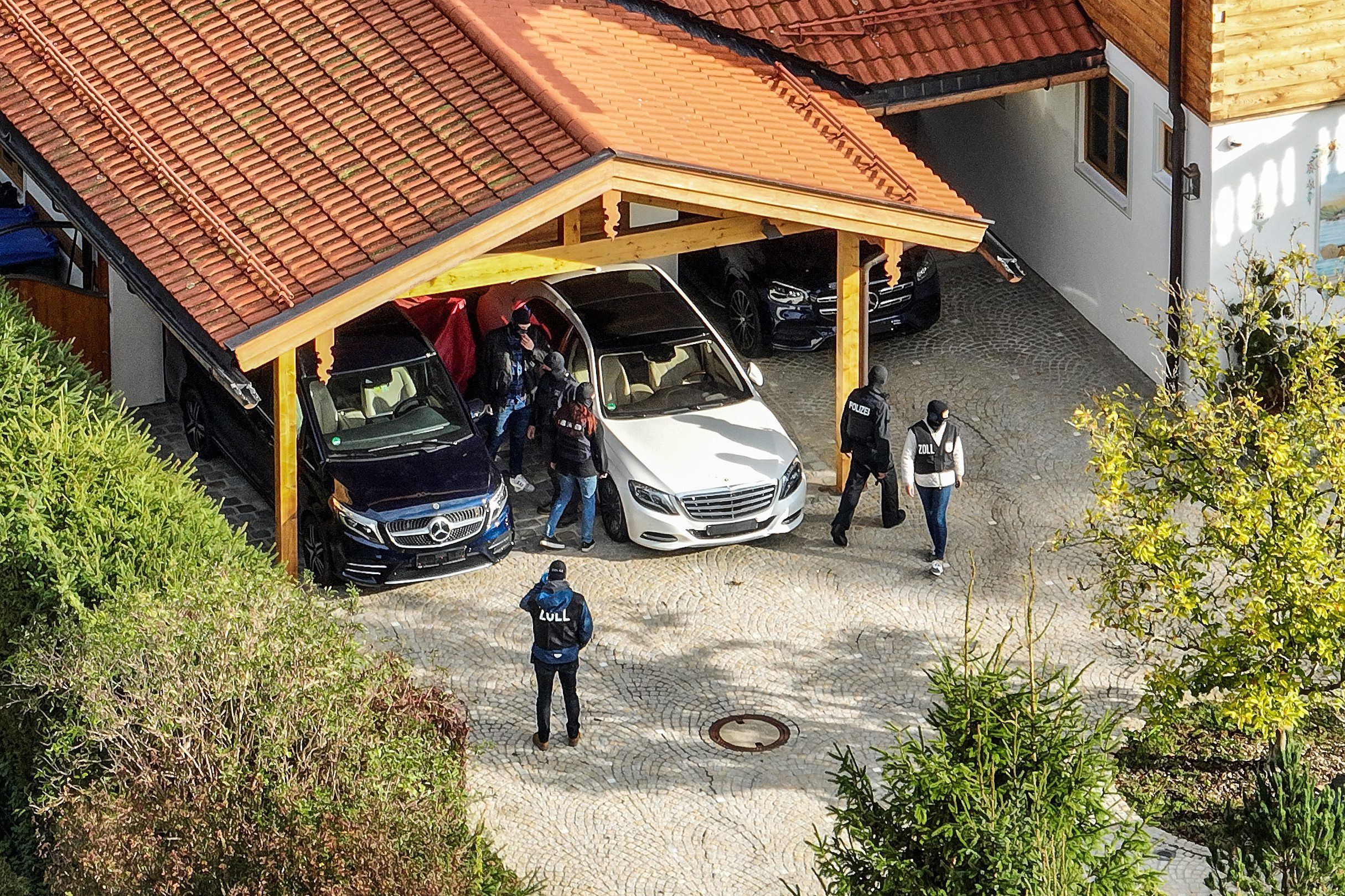 Zollbeamte stellen bei einer Razzia in einer Villa am Tegernsee Vermögenswerte sicher, die im Zusammenhang mit einem russischen Oligarchen stehen sollen. Unter anderem wurden aus der Villa mehrere hochwertige Fahrzeuge der Luxusklasse abtransportiert, wie dpa-Reporter berichteten.