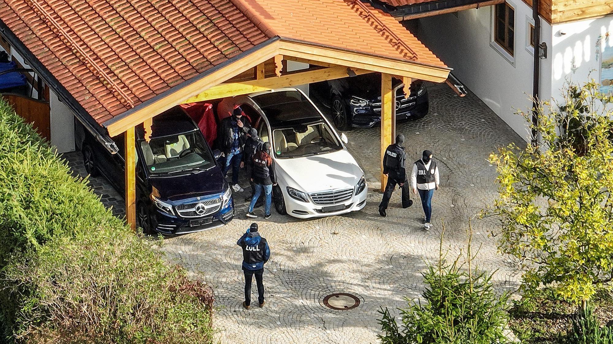 Zollbeamte stellen bei einer Razzia in einer Villa am Tegernsee Vermögenswerte sicher, die im Zusammenhang mit einem russischen Oligarchen stehen sollen. Unter anderem wurden aus der Villa mehrere hochwertige Fahrzeuge der Luxusklasse abtransportiert, wie dpa-Reporter berichteten.