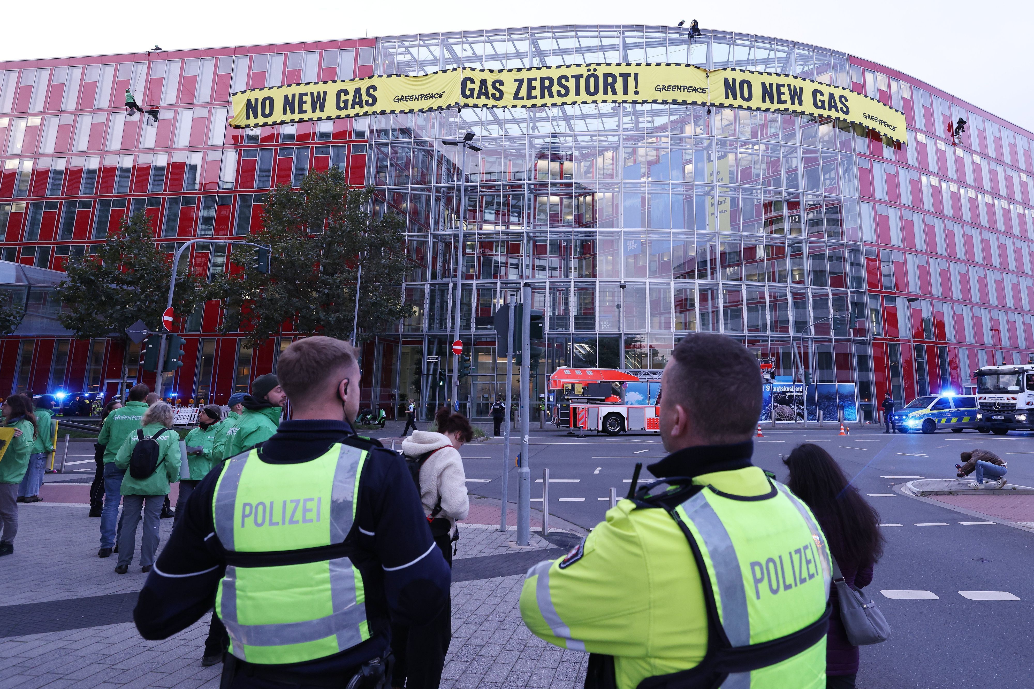 Aktivisten der Umweltschutzorganisation Greenpeace haben an der Fassade der Uniper Zentrale ein Transparent mit dem Slogan "NO NEW GAS - GAS ZERSTÖRT!" angebracht. Die Aktion richtet sich gegen ein großes Gasförderprojekt des Uniper-Partners Woodside vor der Westküste Australiens. Die geplante Gasförderung gefährdet nach Einschätzung von Greenpeace einzigartige Meeresschutzgebiete und insbesondere Wale und Meeresschildkröten.