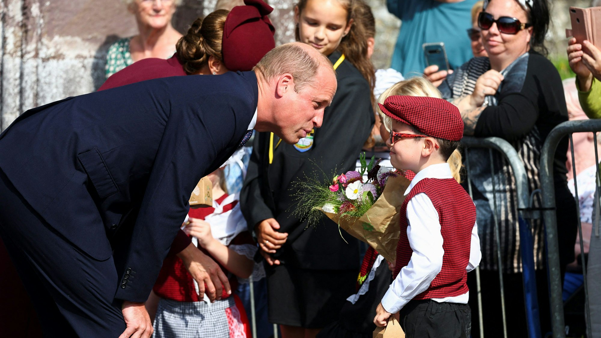 Haverfordwest: William (l), Prinz von Wales, und Kate (2.v.l), Prinzessin von Wales, treffen sich mit Wohlwollenden nach einem Gottesdienst in der Kathedrale von St. Davids.