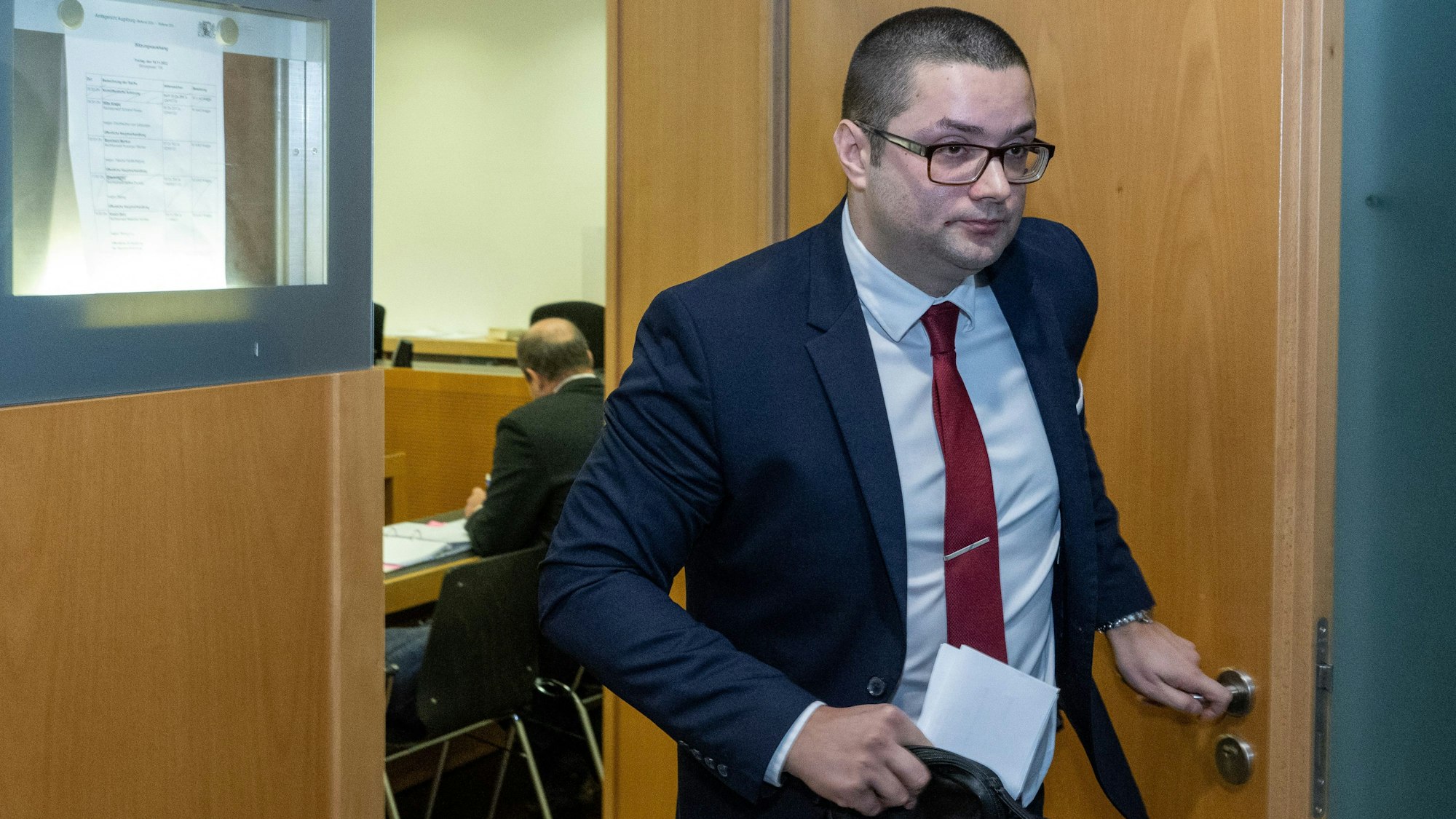 AfD-Politiker Andreas Jurca verlässt im Augsburger Strafjustizzentrum einen Gerichtssaal, nachdem er in einem Prozess als Zeuge ausgesagt hatte. Der 35-Jährige hatte Mitte August von einem gewalttätigen Angriff auf ihn berichtet. Er sei wegen seiner Arbeit für die AfD zusammengeschlagen worden. Nun hat die Polizei die Wohnungen von zwei Verdächstigen durchsucht.