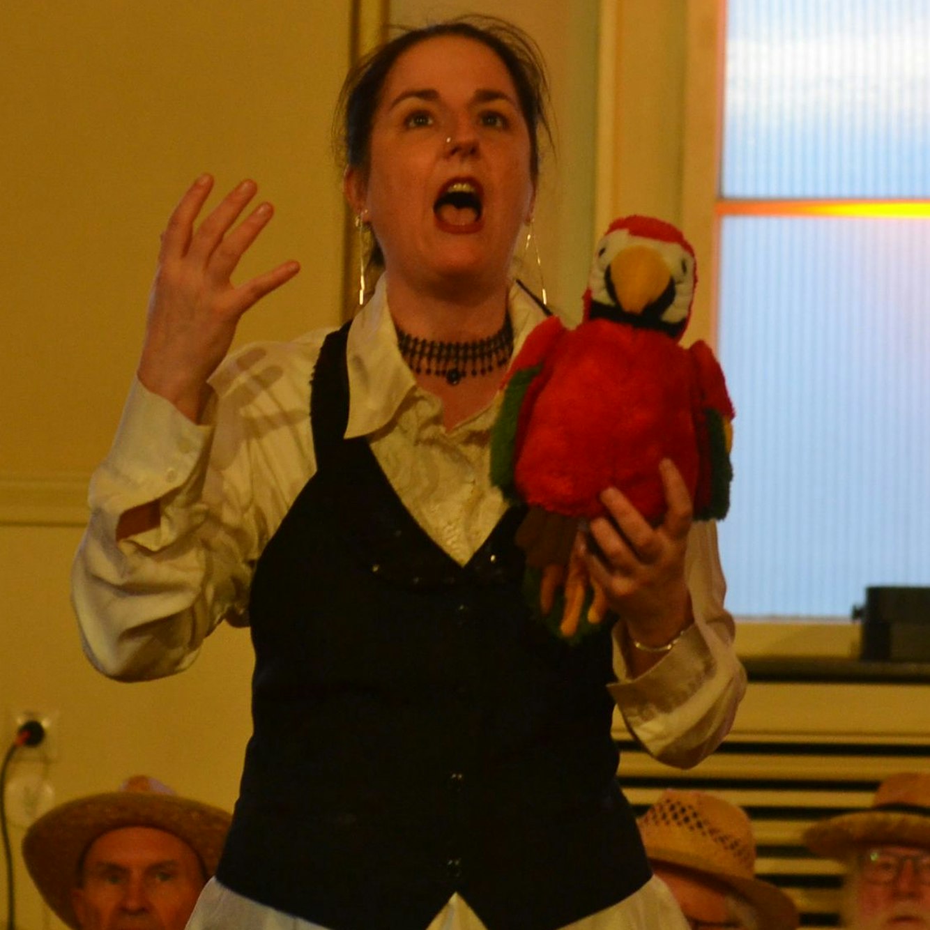 Sängerin Daniela Boseniu hat bei der Darbietung des Liedes „Mein Papagei frisst keine harten Eier“ einen Stoff-Papagei in der Hand.