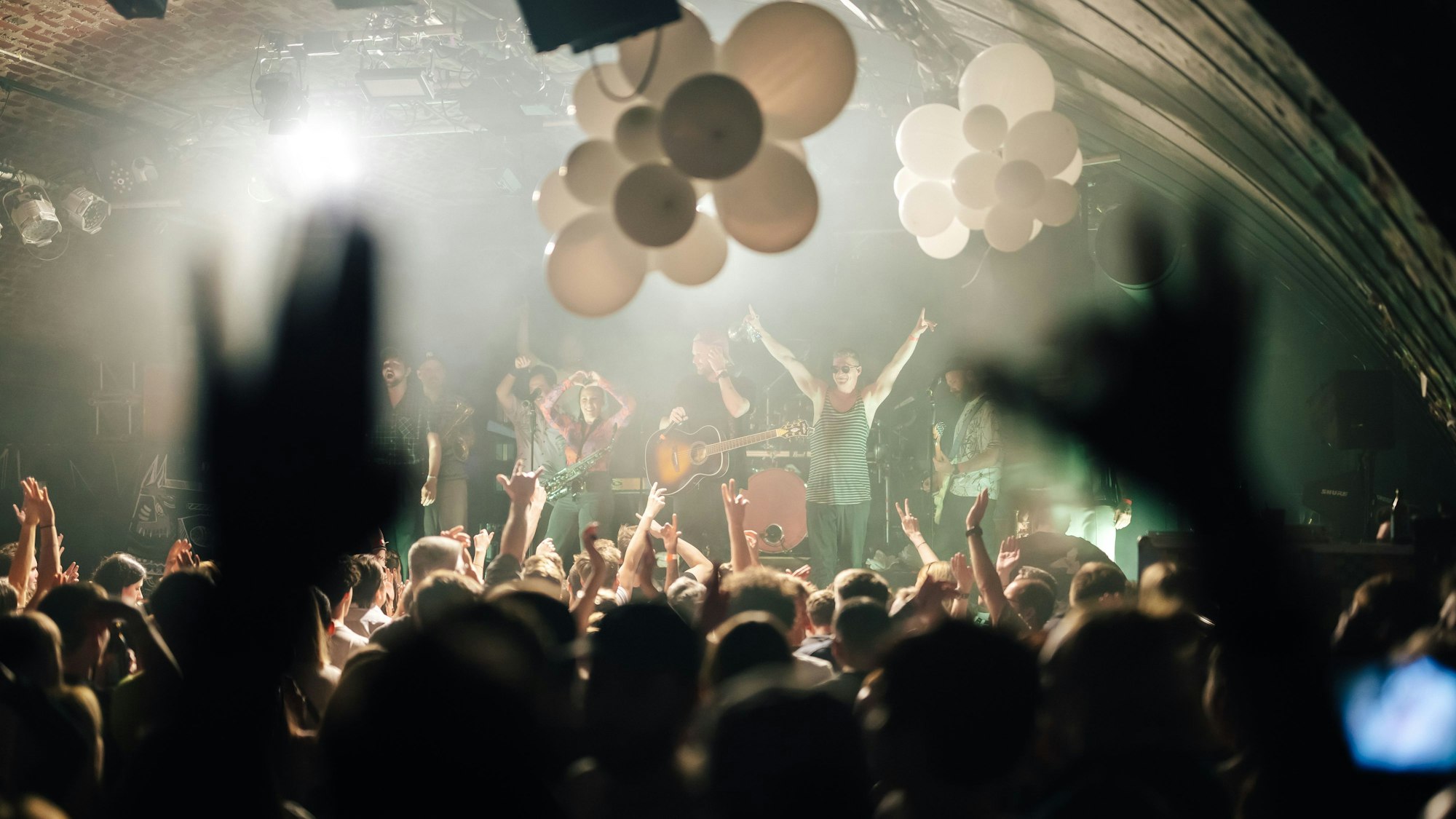 Der Club Bahnhof Ehrenfeld beim Auftritt von Querbeat.