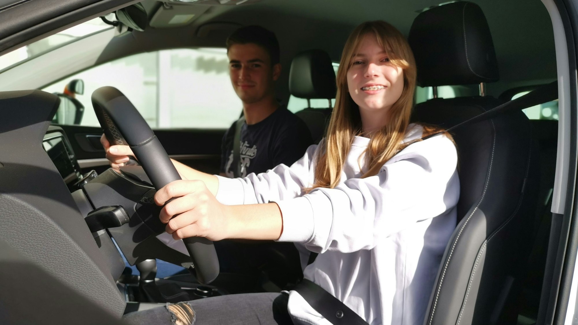 Julia Rang durfte mit 16 Jahren die Fahrausbildung bei ihrem Bruder absolvieren. Der darf aber nicht beim begleiteten Fahren neben ihr sitzen.
