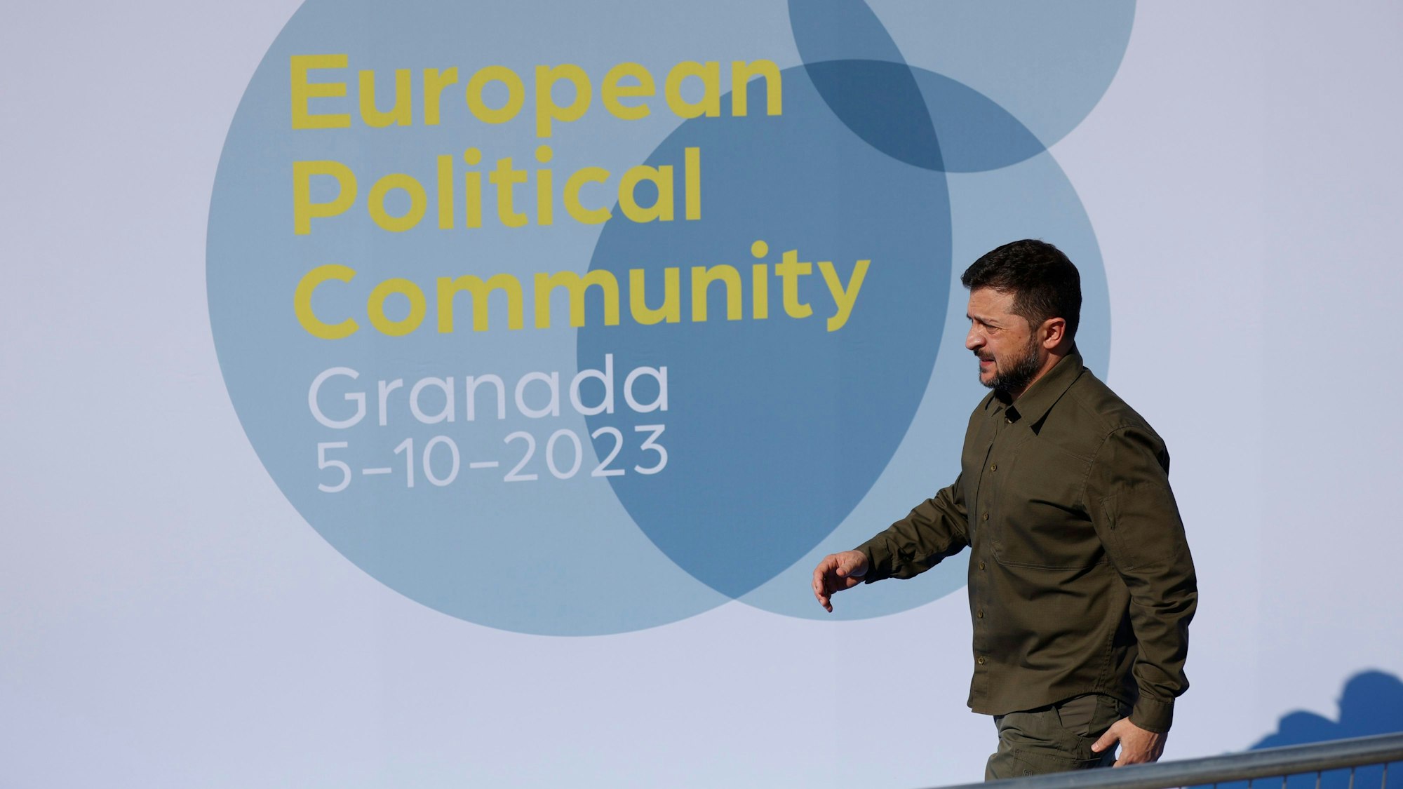 Der ukrainische Präsident Präsident Wolodymyr Selenskyj erscheint beim Gipfel in Spanien.