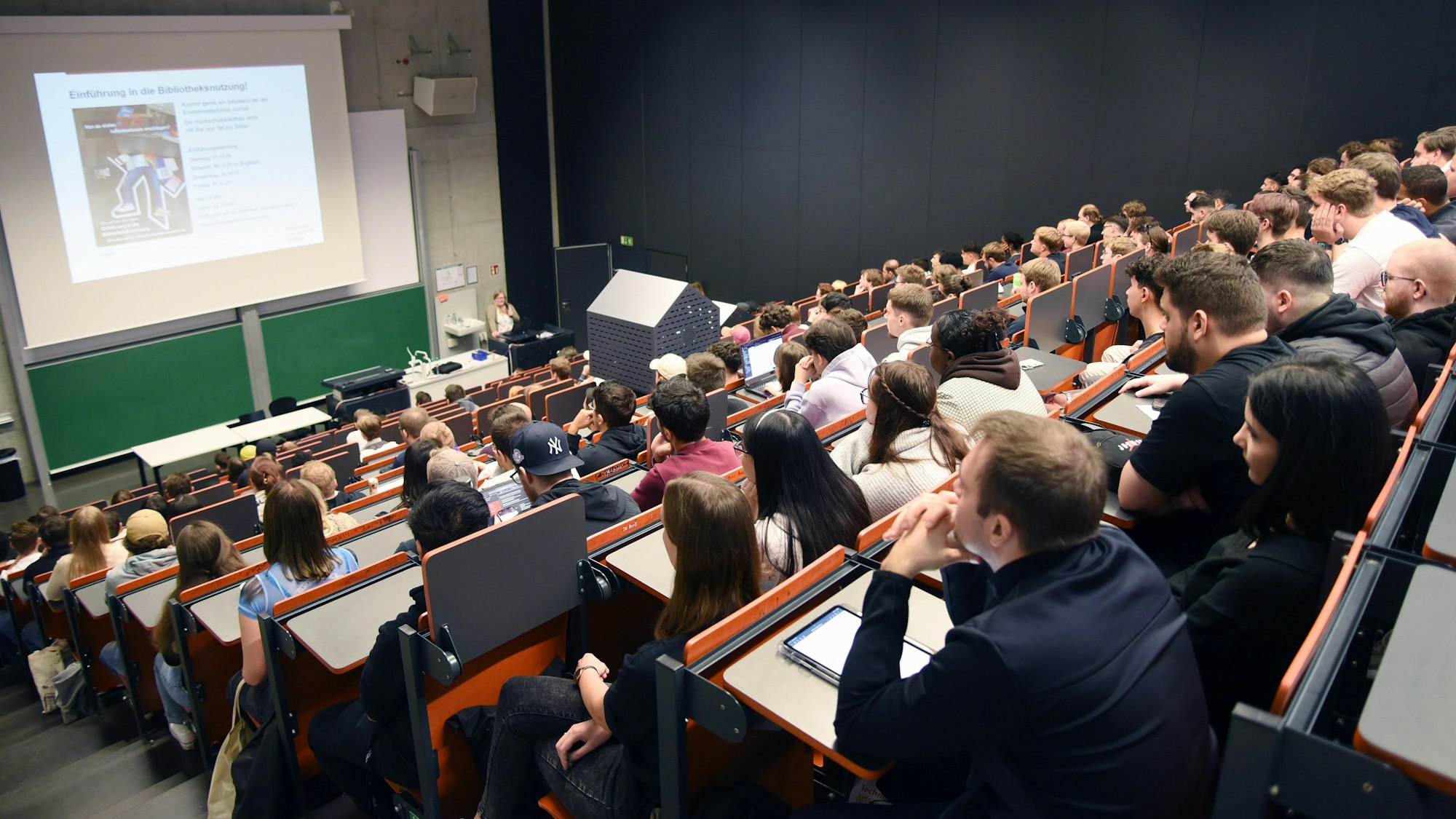 Ein voller Höhersaal in der Uni.