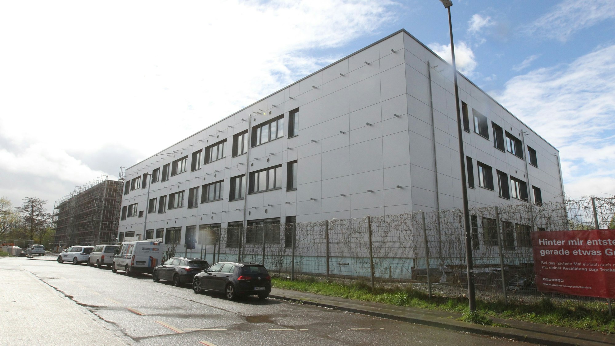 Baustellenbesichtigung an der Gertrud-Koch-Gesamtschule in Troisdorf Sieglar. Der Neubau des Klassentrakts ist bereits weit fortgeschritten. Einige Treppenhäuser sind lichtdurchflutet. Die Fachräume sind steziell ausgestattet und auch draußen hat sich schon einiges getan.