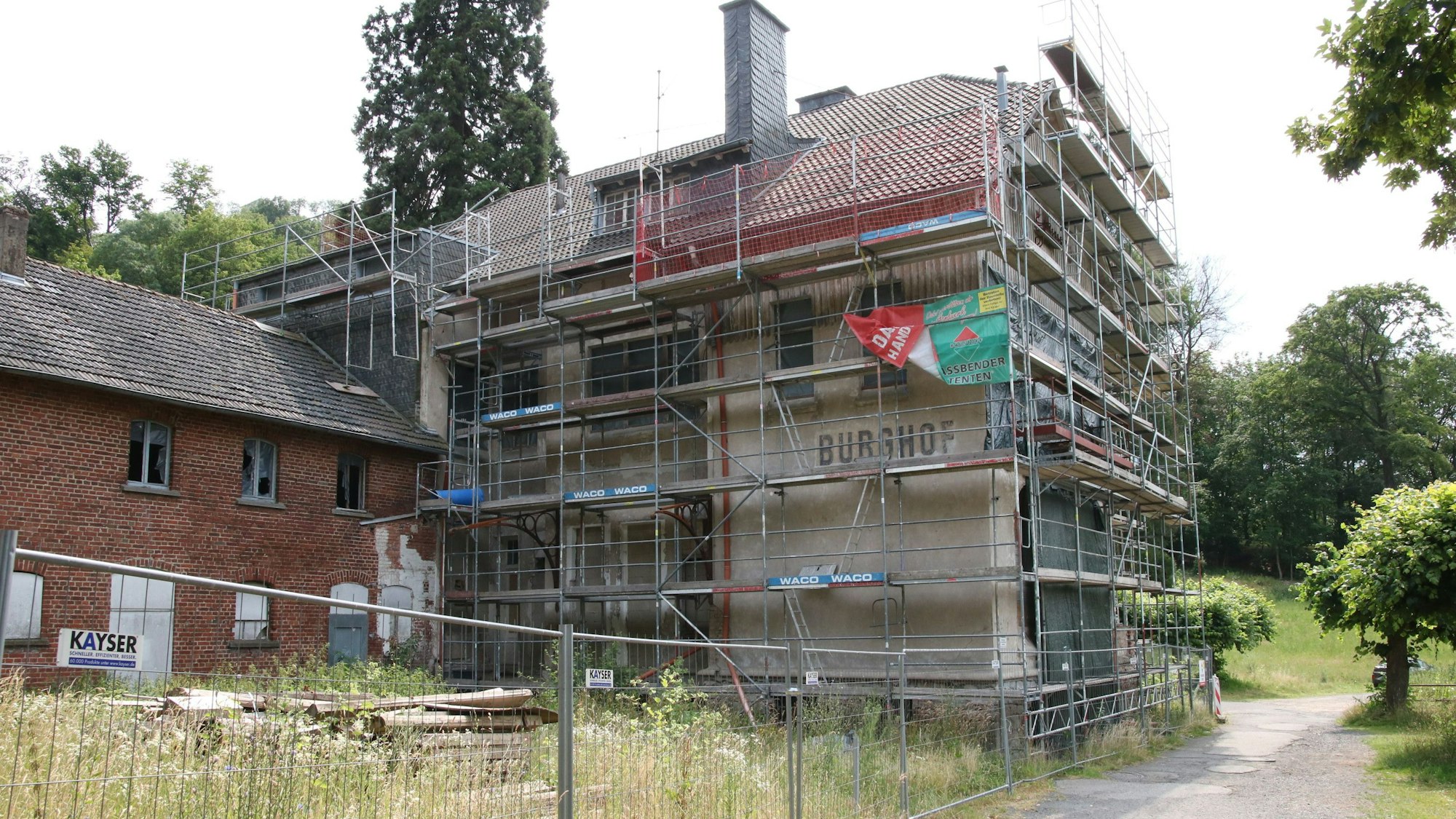 Der Burghof am Fuße des Drachenfelses ist mit einem Baugerüst umhüllt.