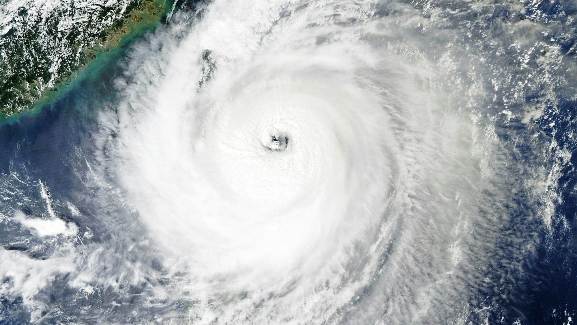 HANDOUT - 04.10.2023, ---: Diese von Nasa Earth zur Verfügung gestellte Satellitenbild zeigt den Taifun «Koinu», nachdem er nördlich der Philippinen vorbeigezogen war und sich der südöstlichen Küste Taiwans näherte.