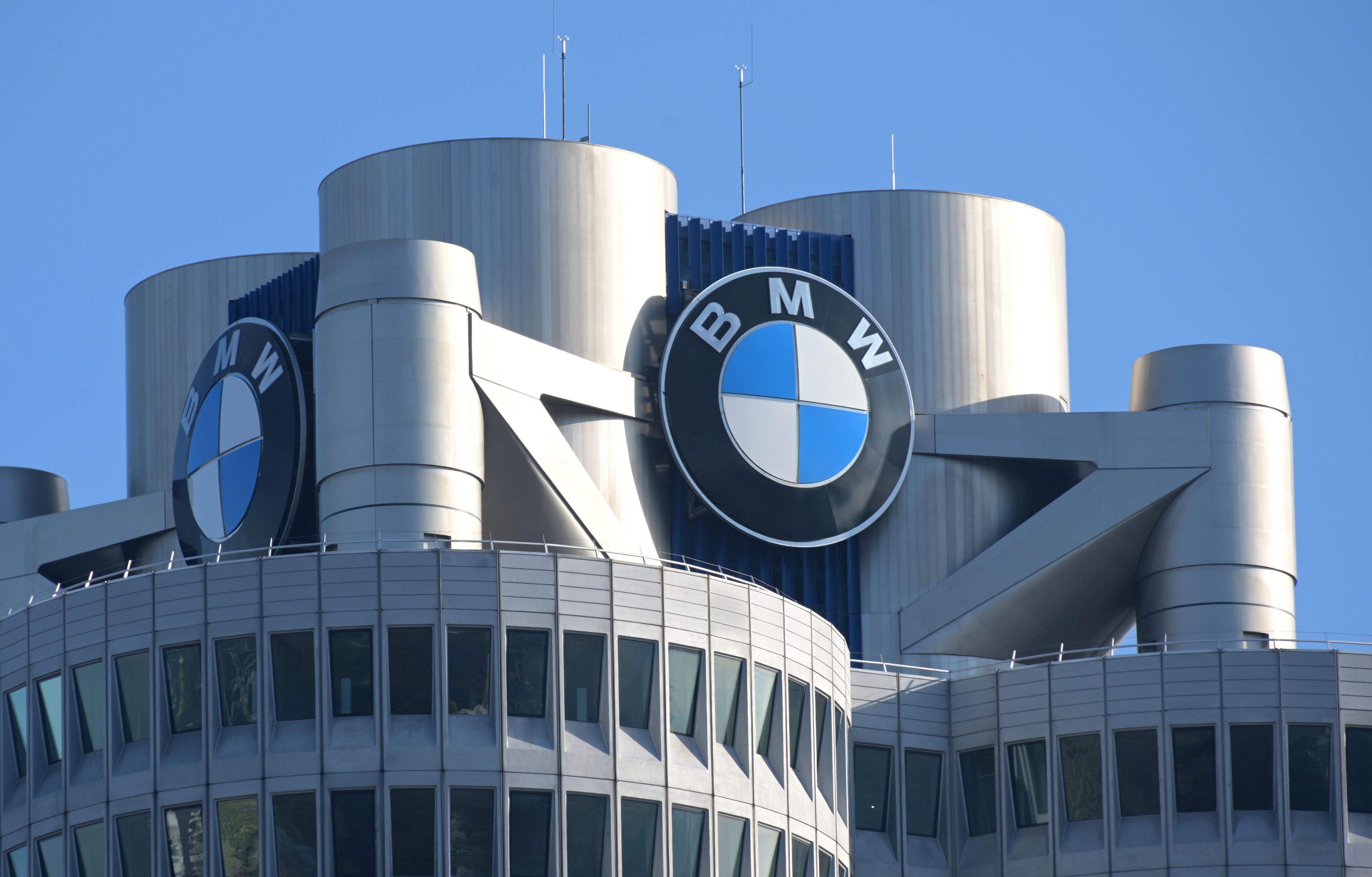 ARCHIV - 20.03.2019, Bayern, München: Das BMW-Logo auf dem Firmensitz des Automobilherstellers. BMW zeigt sich mit den Verkaufs- und Auftragszahlen zufrieden. (zu dpa "BMW-Finanzvorstand nach drittem Quartal hochzufrieden") Foto: Tobias Hase/dpa +++ dpa-Bildfunk +++