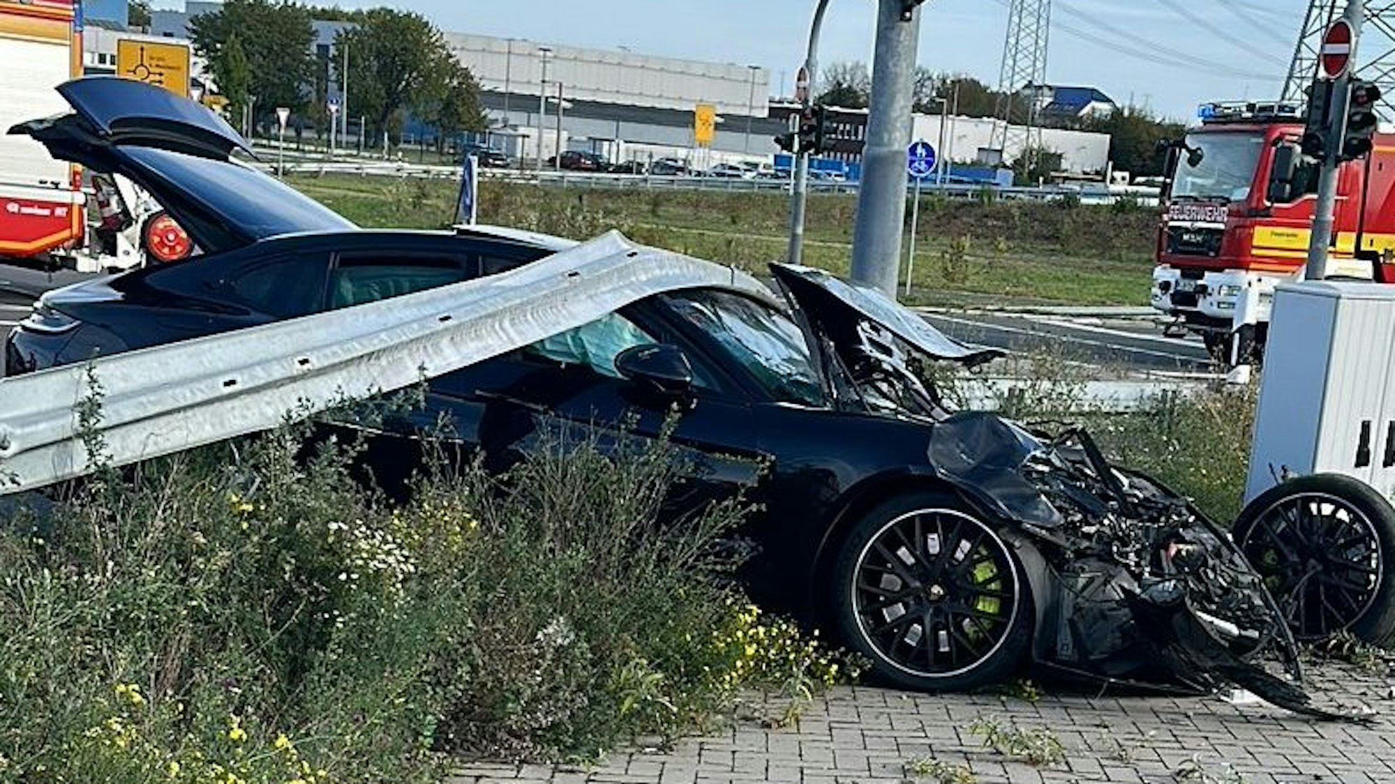 Das Bild zeigt einen Porsche, der unter eine Leitplanke geschleudert war.