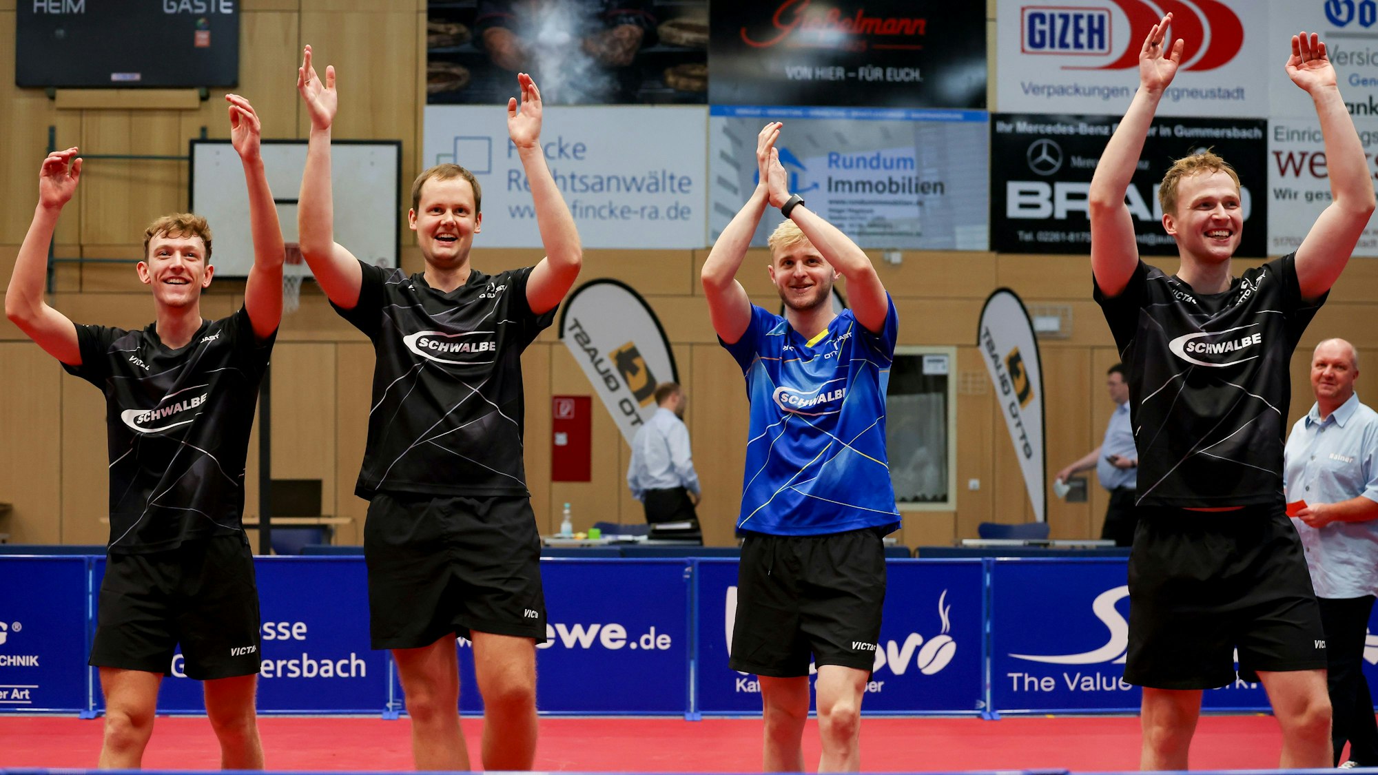 Die Mannschaft des TTC Schwalbe Bergneustadt applaudiert in Richtung der Fans.