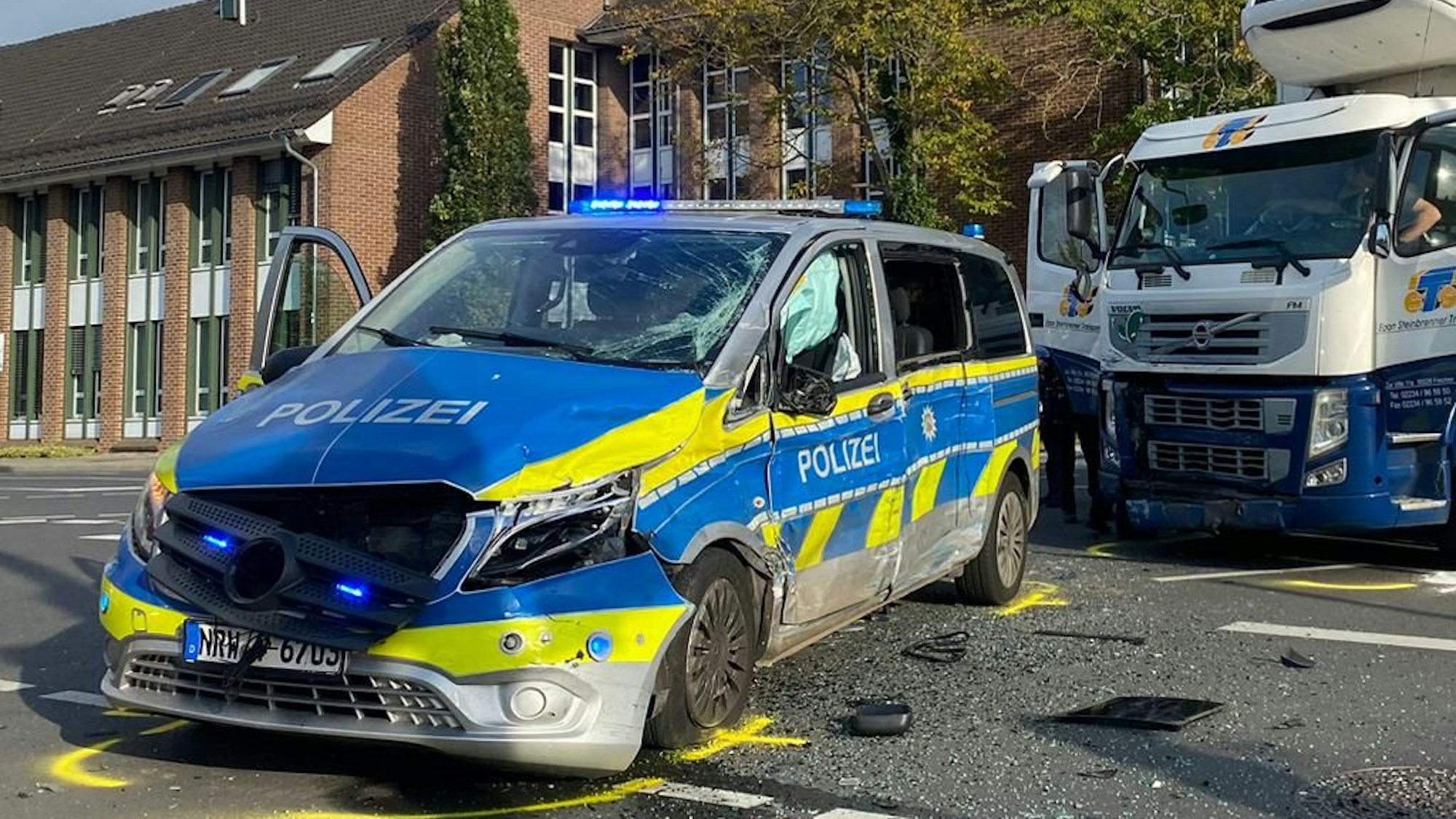 Das Bild zeigt einen verbeulten Streifenwagen