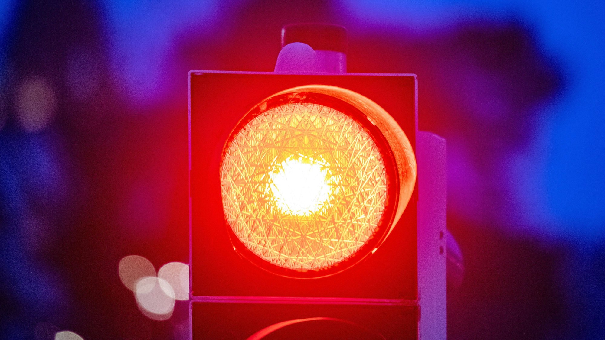 Eine Ampel zeigt rot an.