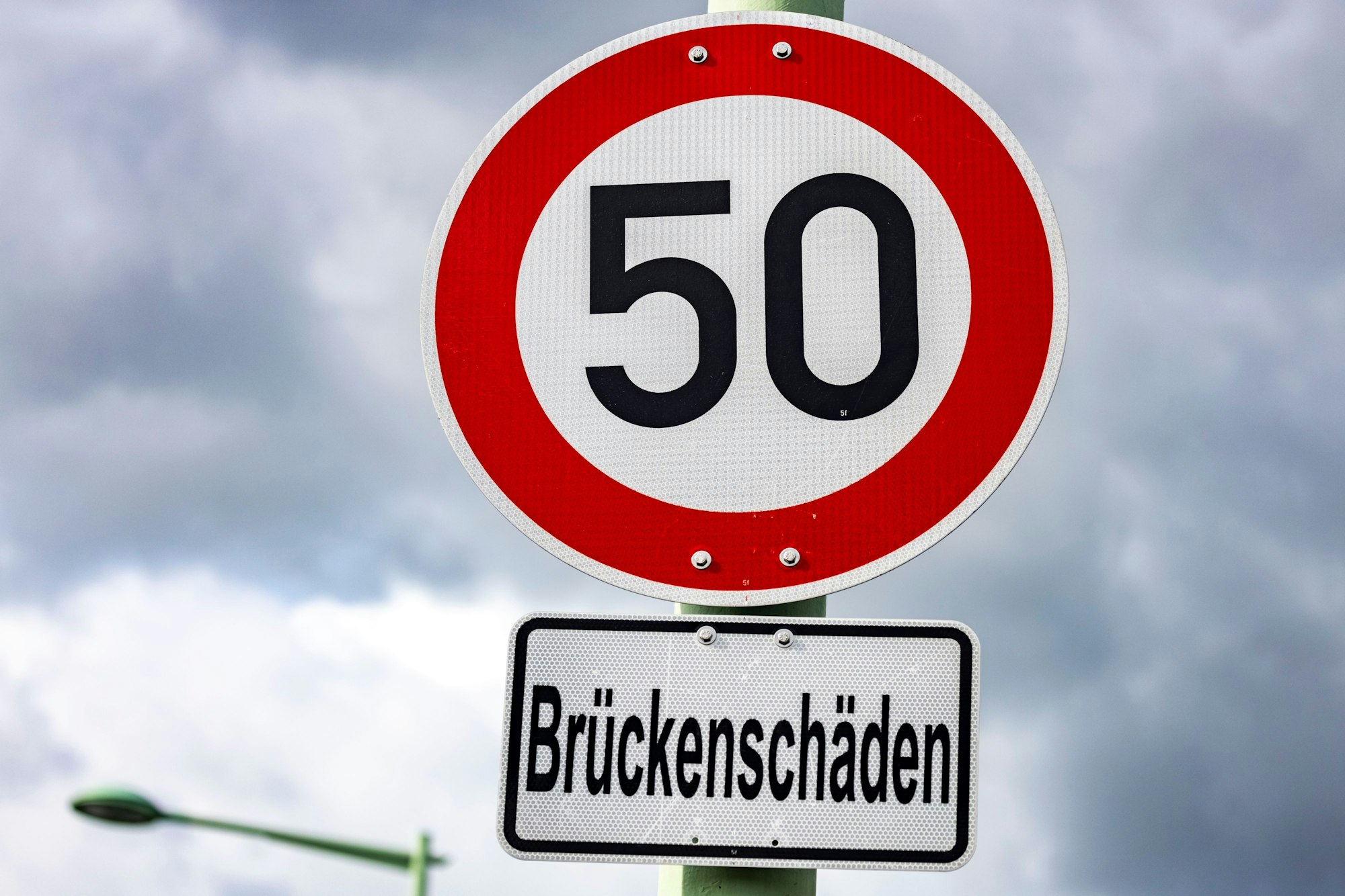 Ein Schild zeigt das Tempolimit von 50 Stundenkilometern auf der Zoobrücke.
