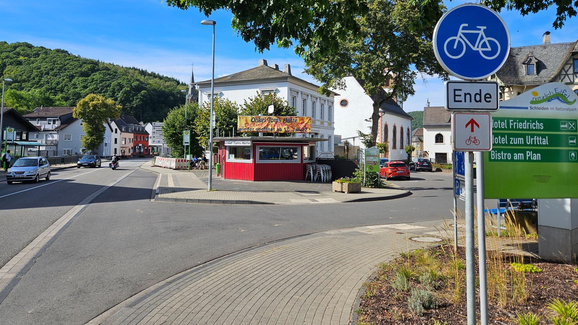 An einer Abzweigung in Gemünd endet ein Fahrradweg. Ein Schild weist darauf hin.