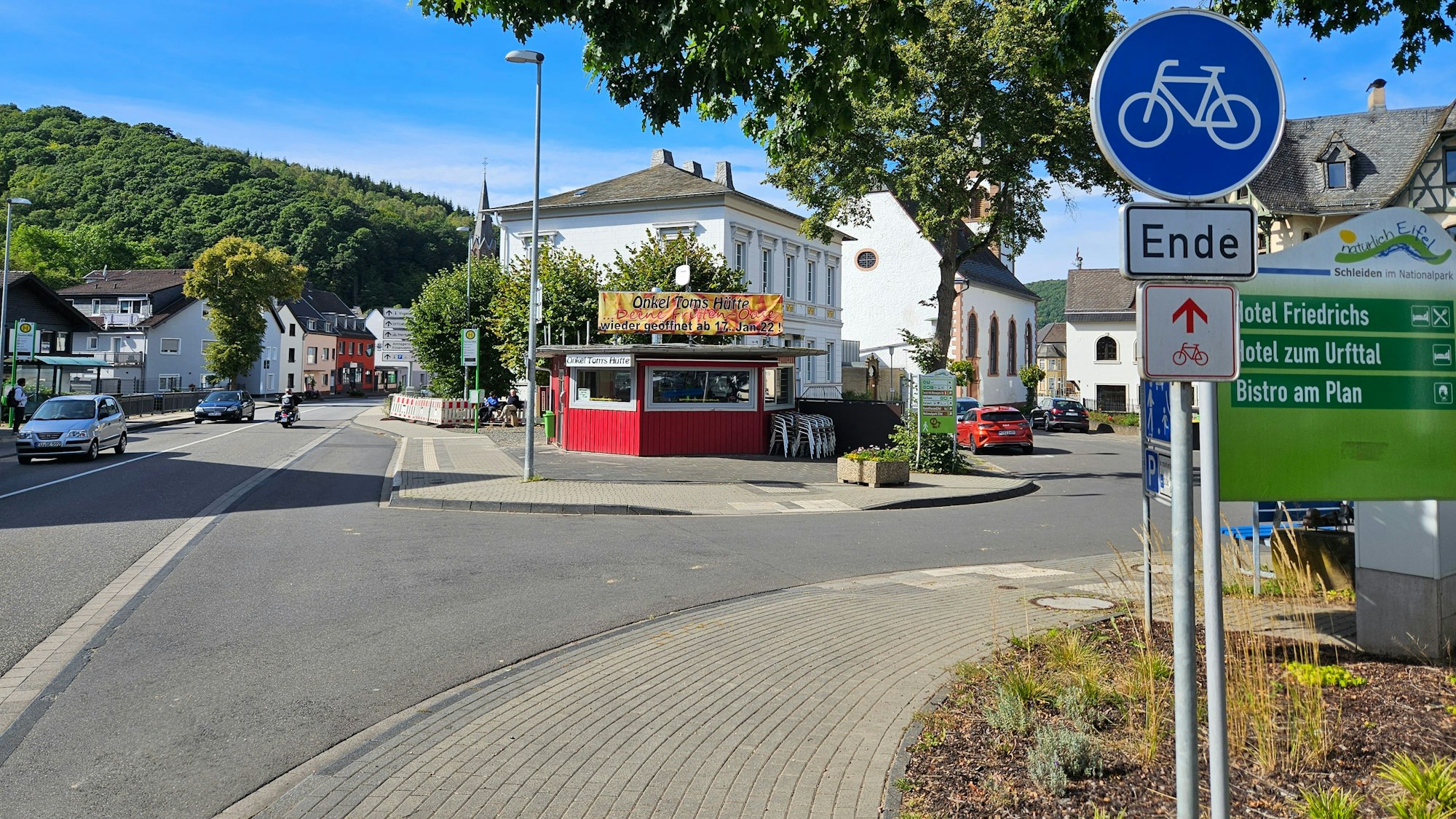 An einer Abzweigung in Gemünd endet ein Fahrradweg. Ein Schild weist darauf hin.