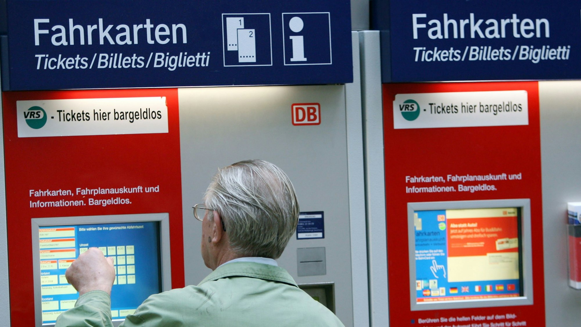 Ein Mann steht in Köln vor einem Fahrkartenautomaten der Bahn. (Archivbild)