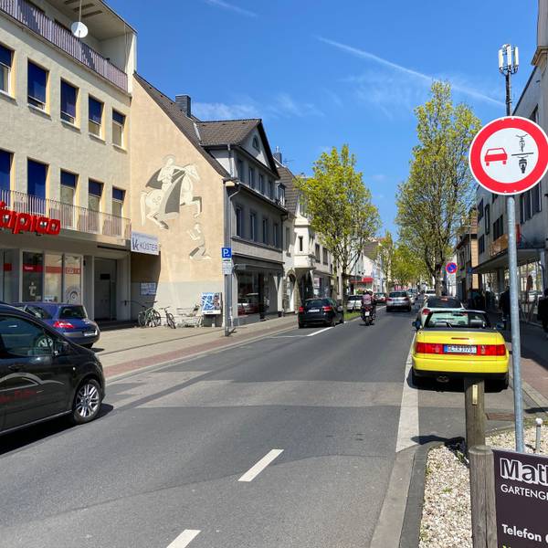Die untere Hauptstraße in Bergisch Gladbach ist eine enge Einbahnstraße, auf der aus Sicherheitsgründen Autos Fahrräder nicht überholen dürfen.