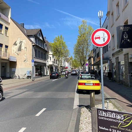 Die untere Hauptstraße in Bergisch Gladbach ist eine enge Einbahnstraße, auf der aus Sicherheitsgründen Autos Fahrräder nicht überholen dürfen.