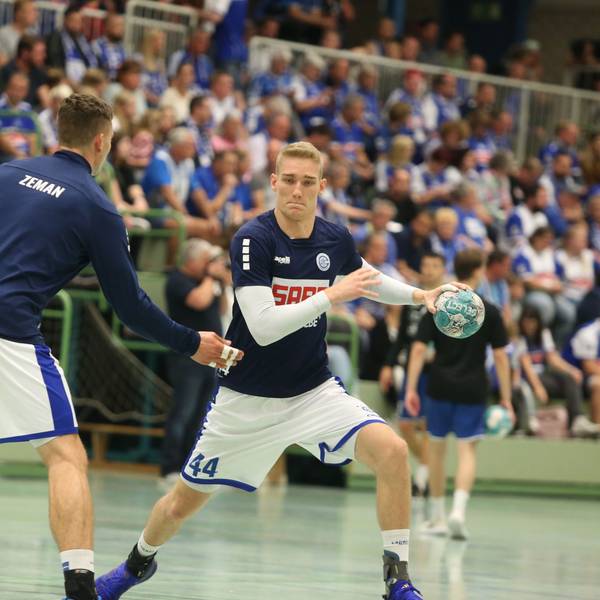 Beim Aufwärmen für das Pokalspiel in der Ratingen will Handballer Tom Jansen seinen Mannschaftskollegen Stepan Zeman umspielen.