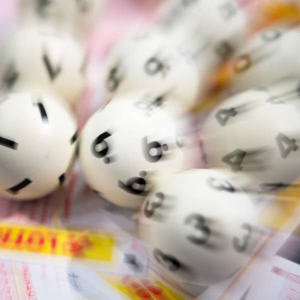 Lotto-Kugeln liegen auf einem Lottoschein.