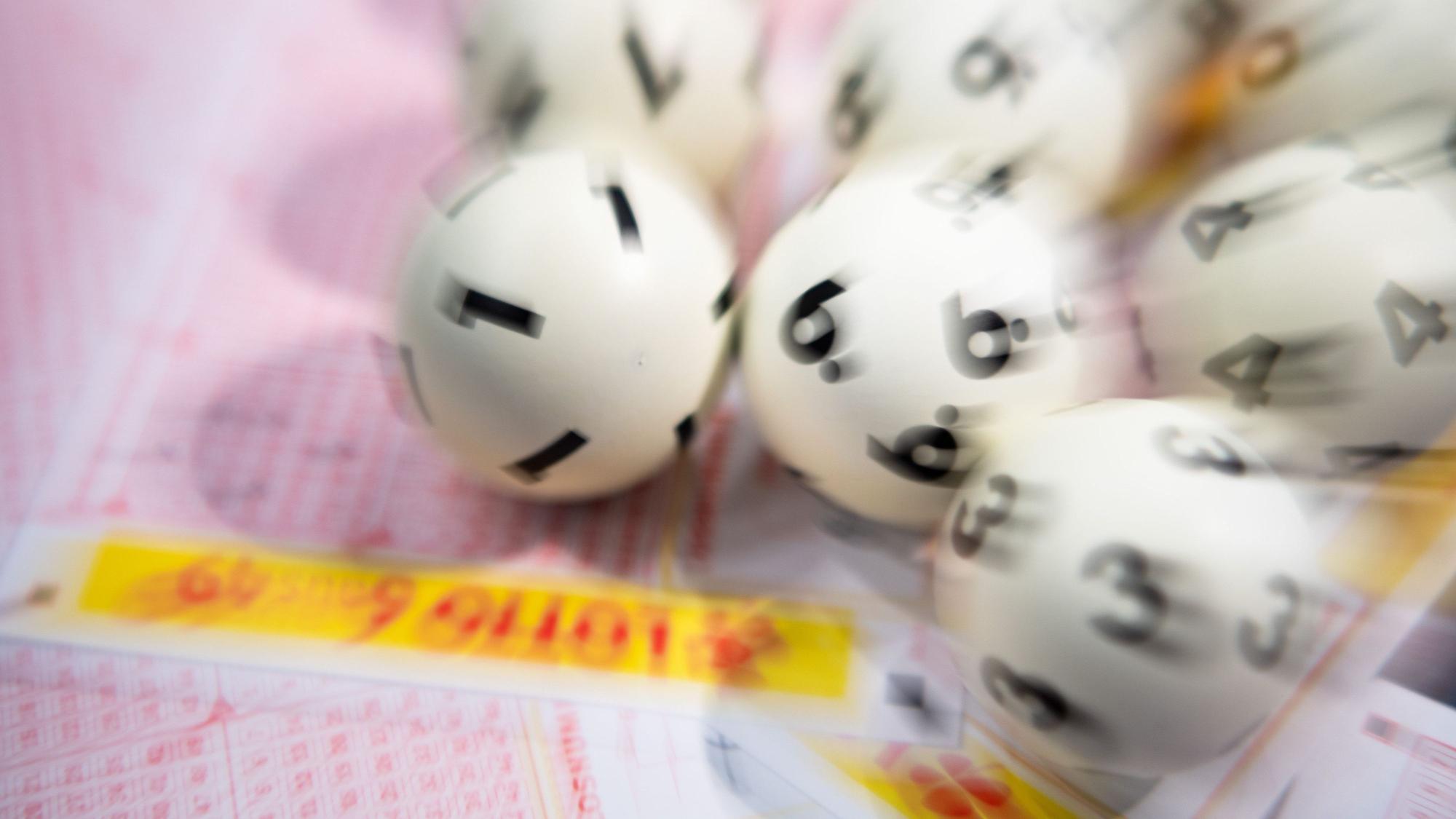 Lotto-Kugeln liegen auf einem Lottoschein.