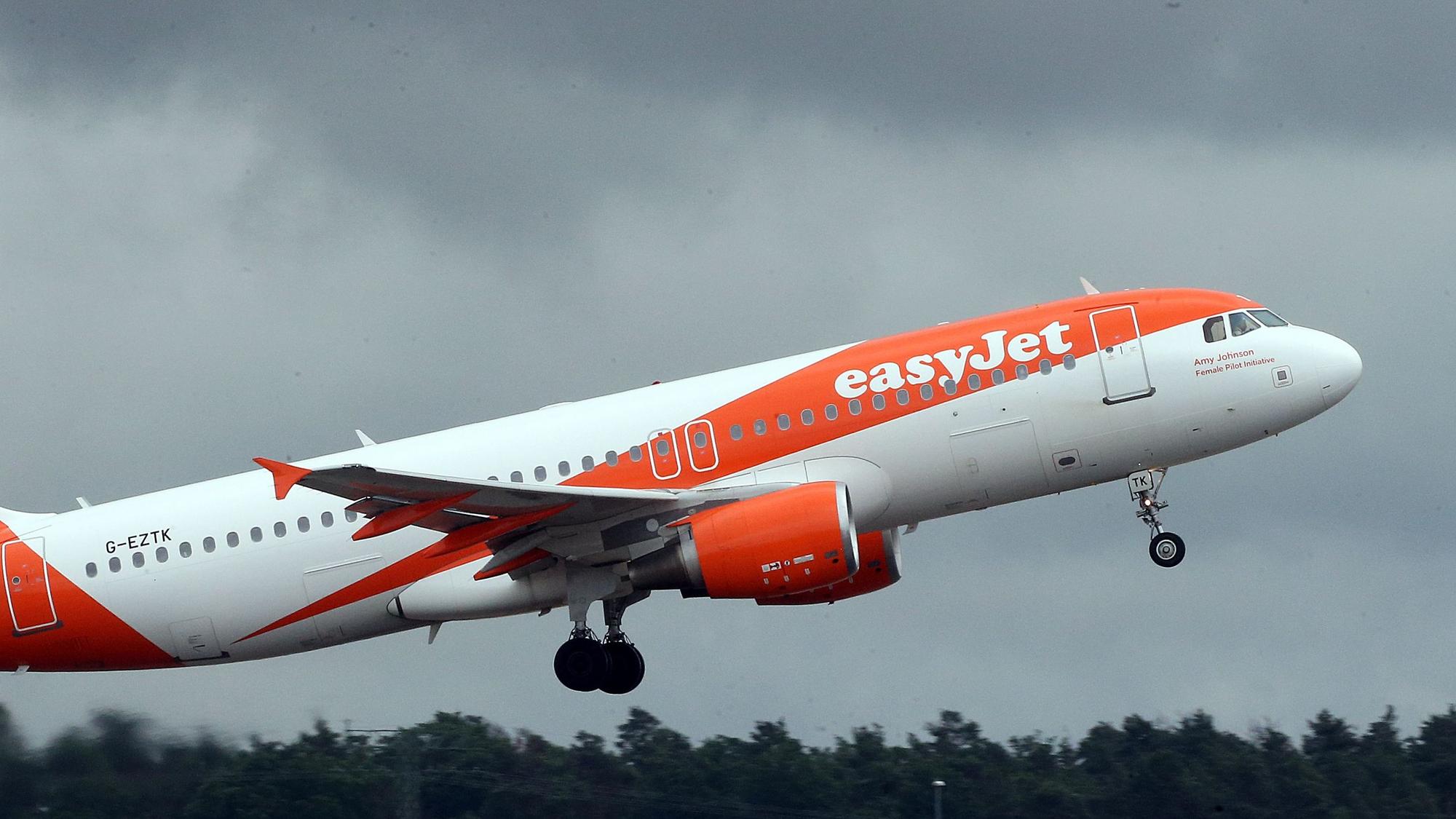 Ein Airbus A320 der britischen Fluggesellschaft Easyjet beim Start. Das Flugzeug ist markant in orange und weiß lackiert. (Symbolbild)