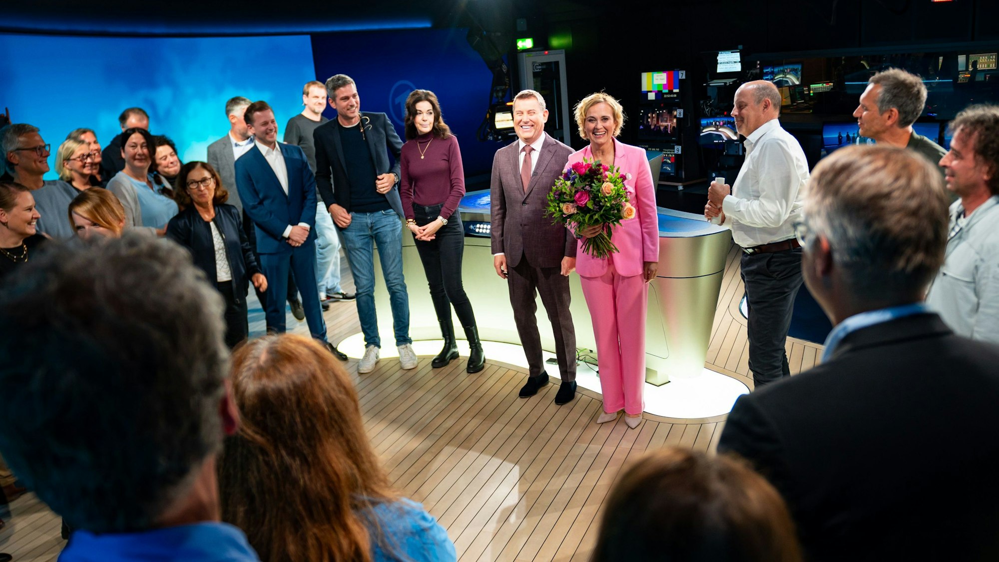 Moderatorin Caren Miosga (M) steht nach ihrer letzten Sendung umringt von Mitarbeitern im Studio.