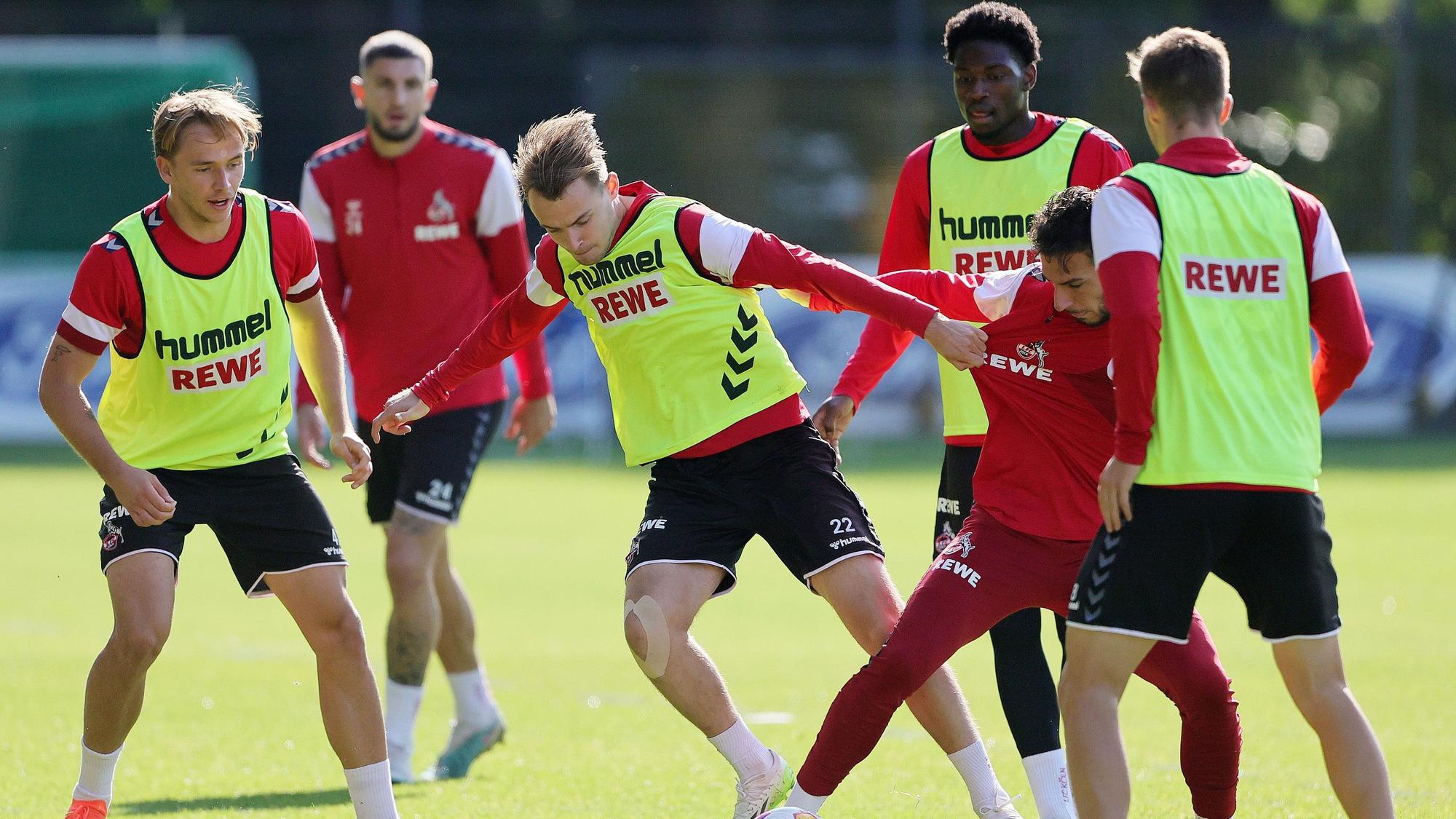 Spieler stehen auf dem Trainingsplatz