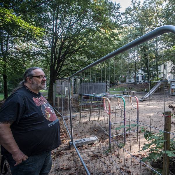 Reinhold Pupka steht an einem Bauzaun auf dem Gelände der Naturfreunde.