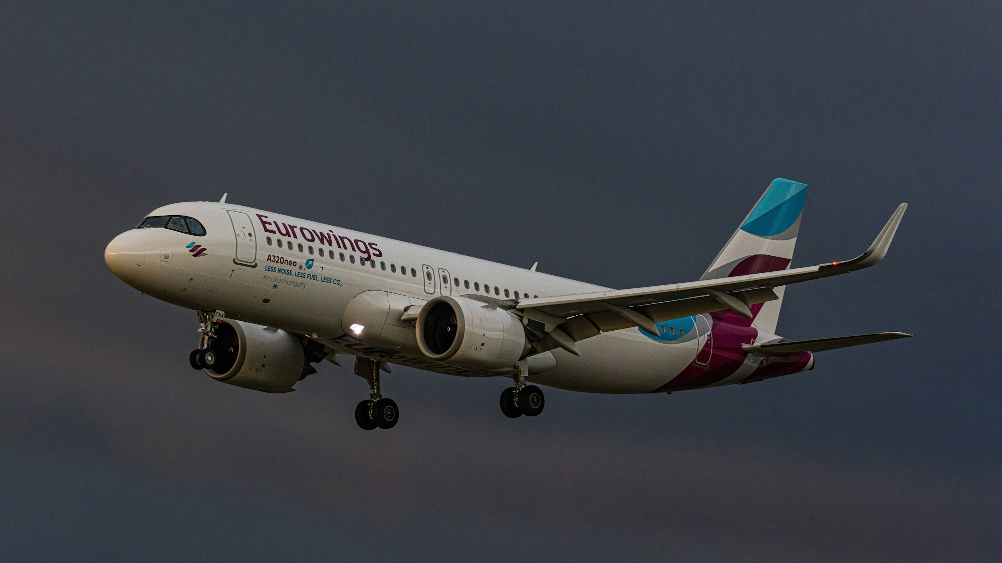 Ein Airbus A320 der deutschen Fluggesellschaft Eurowings startet während eines Unwetters in die Luft. Im Hintergrund sind dunkle Wolken zu sehen. (Symbolbild)