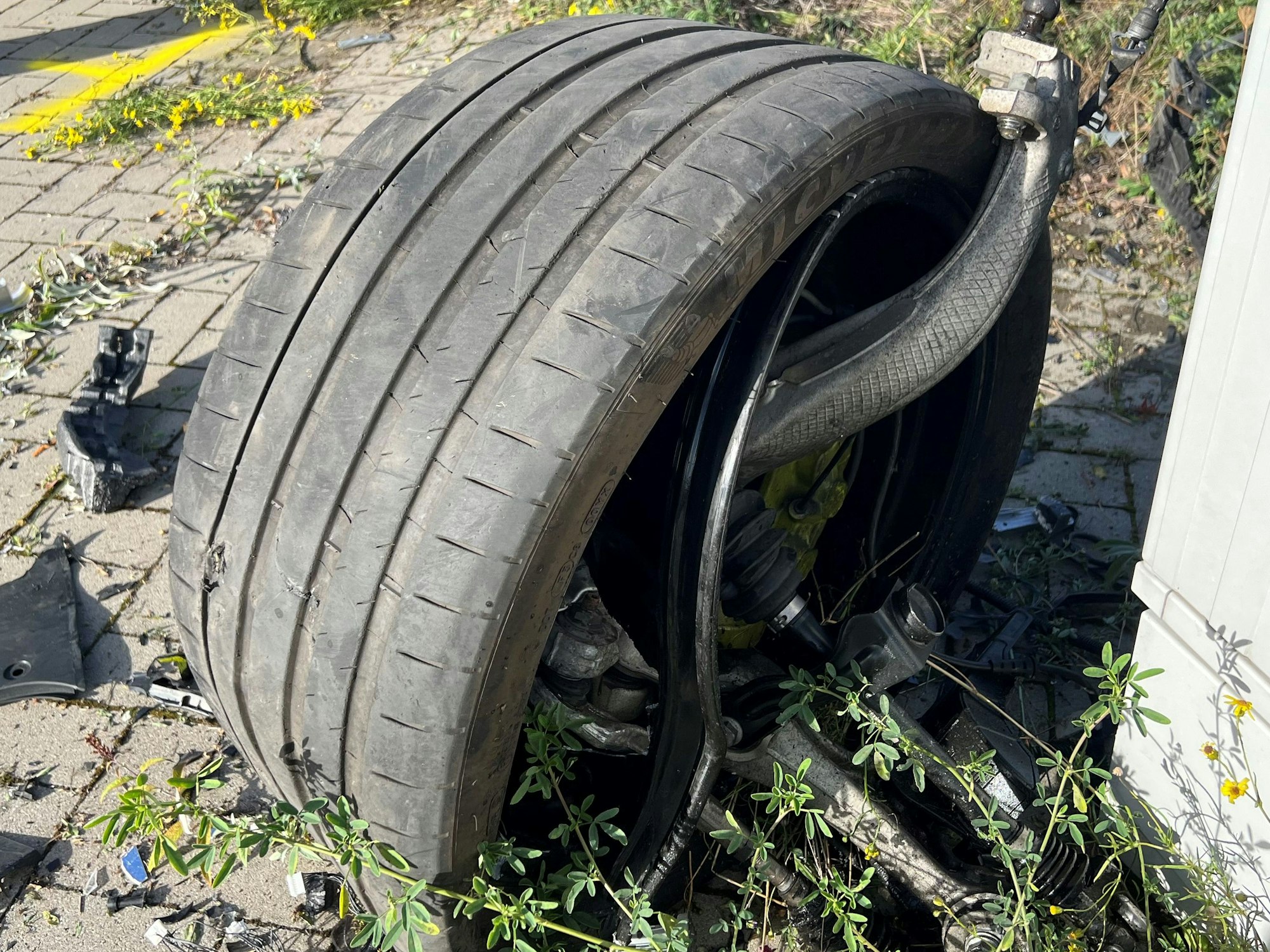 Das Bild zeigt ein abgerissenes Wagenrad.