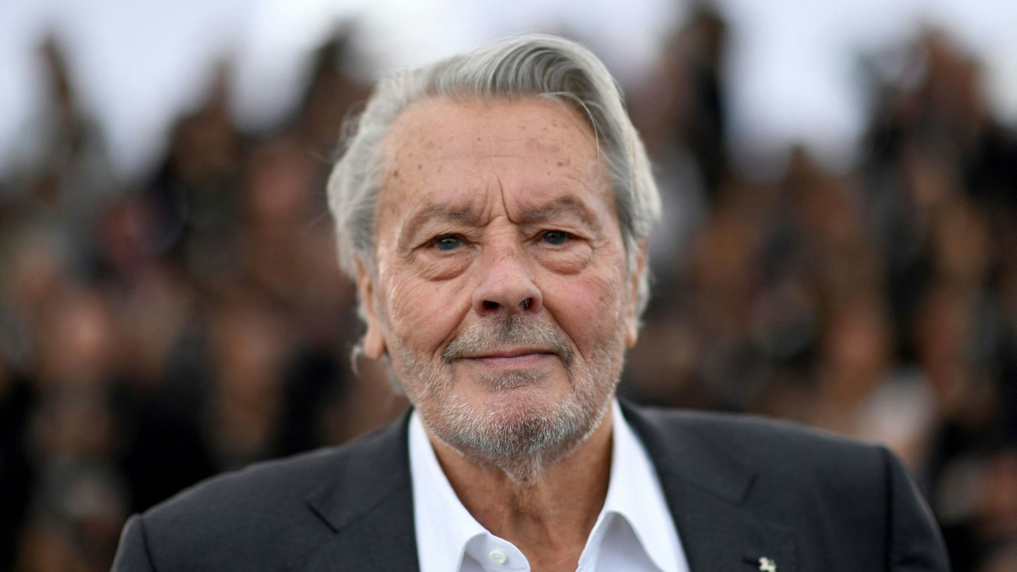 Im Jahr 2019 nahm er noch beim Filmfestival in Cannes die Goldene Palme für sein Lebenswerk entgegen: die französische Film-Ikone Alain Delon.