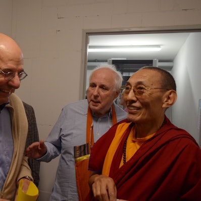 Der buddhistische Mönch Tulku Rigdzin Pema Rinpoche, Andreas Kretschmar und Rolf A. Kluenter beim Rundgang durch den Neubau.