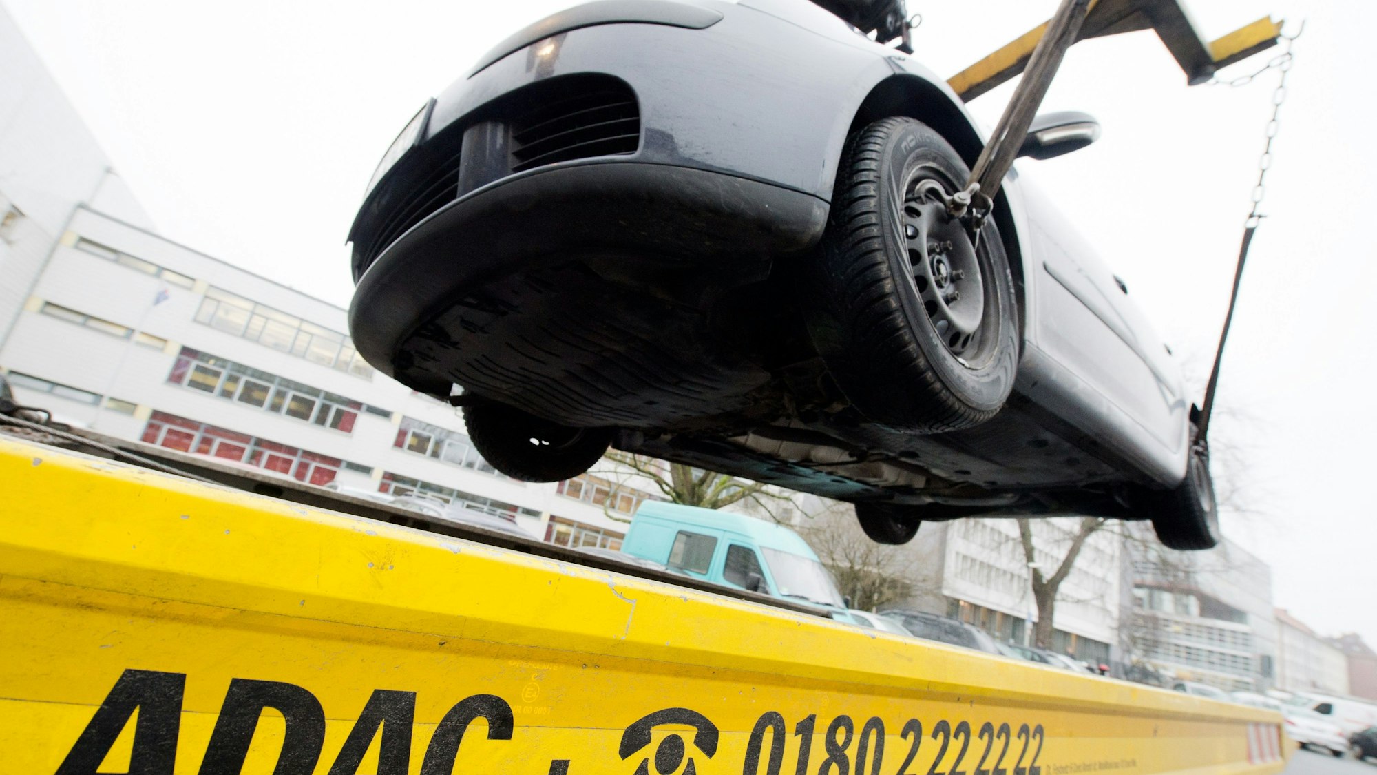 Ein Pkw wird auf einen Abschleppwagen verladen.