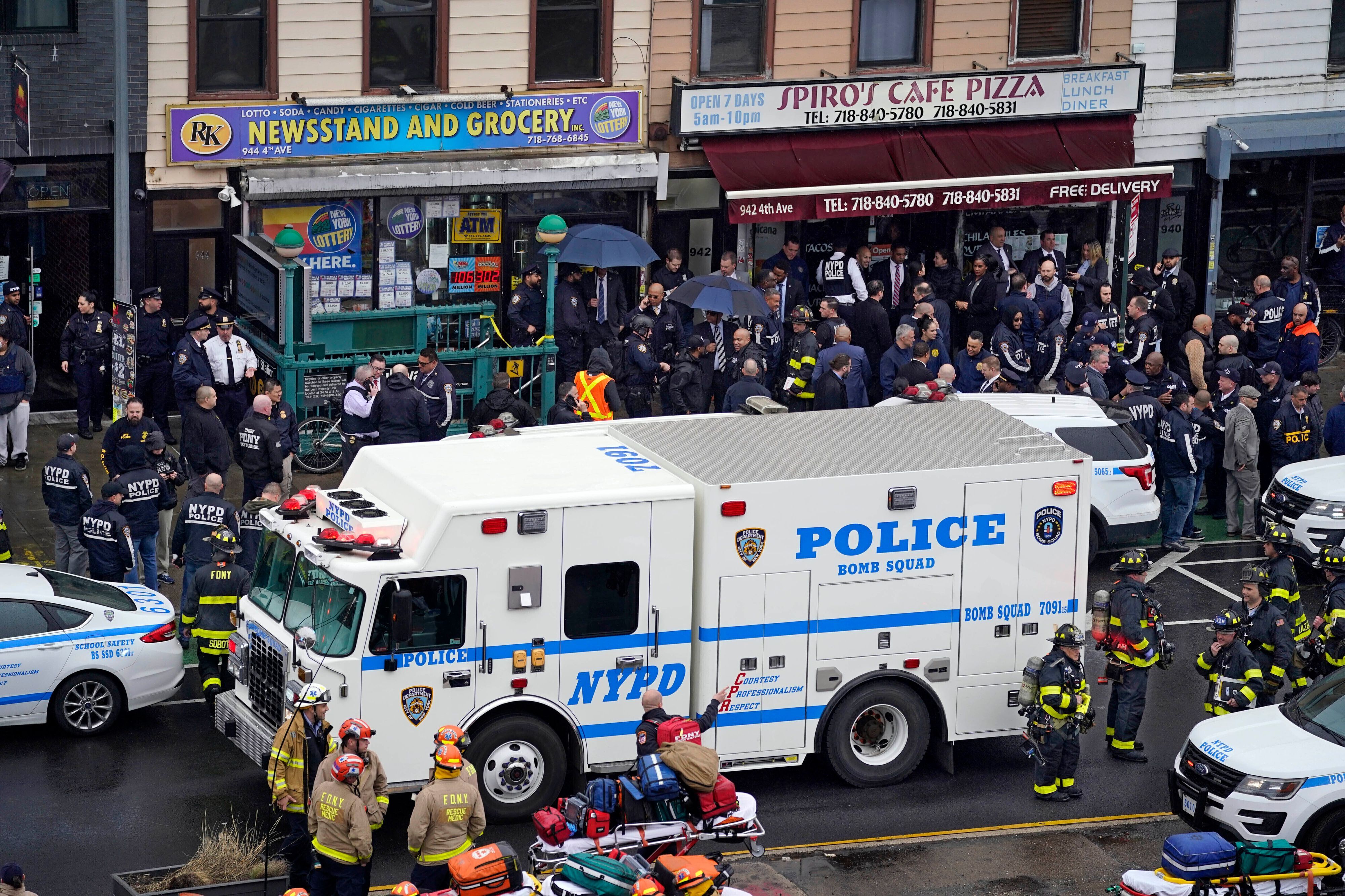 Rettungskräfte versammeln sich am Eingang einer U-Bahn-Station im New Yorker Stadtteil Brooklyn.