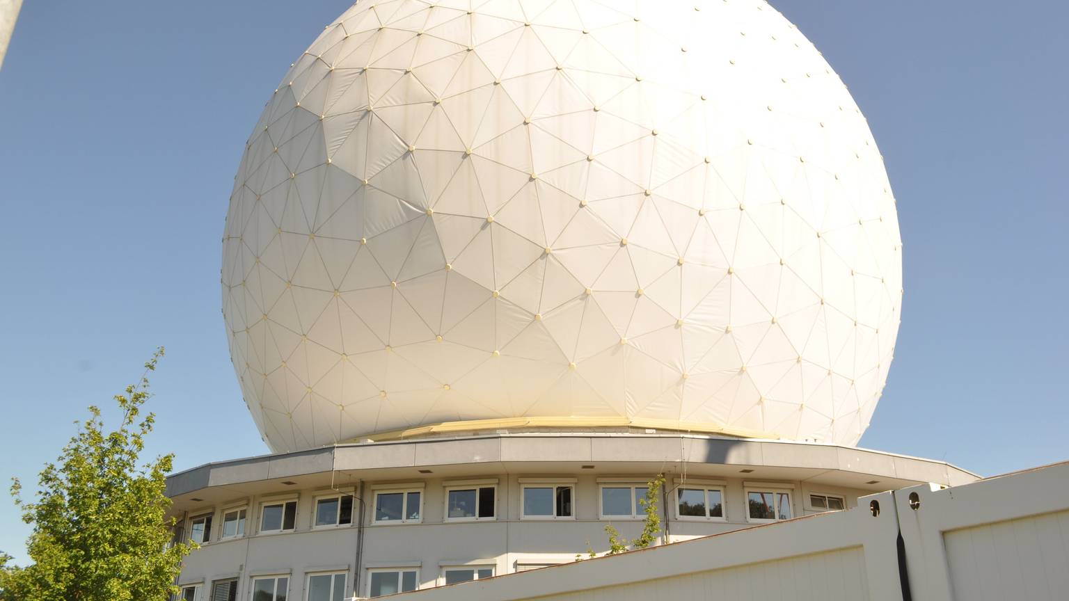 Das Radom in Werthhoven bei Berkum in der Gemeinde Wachtberg gehört zu einer militärisch genutzten Radaranlage, an der auch Fraunhofer-Institute forschen.