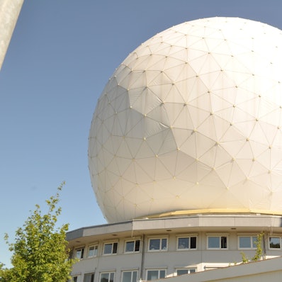Das Radom in Werthhoven bei Berkum in der Gemeinde Wachtberg gehört zu einer militärisch genutzten Radaranlage, an der auch Fraunhofer-Institute forschen.