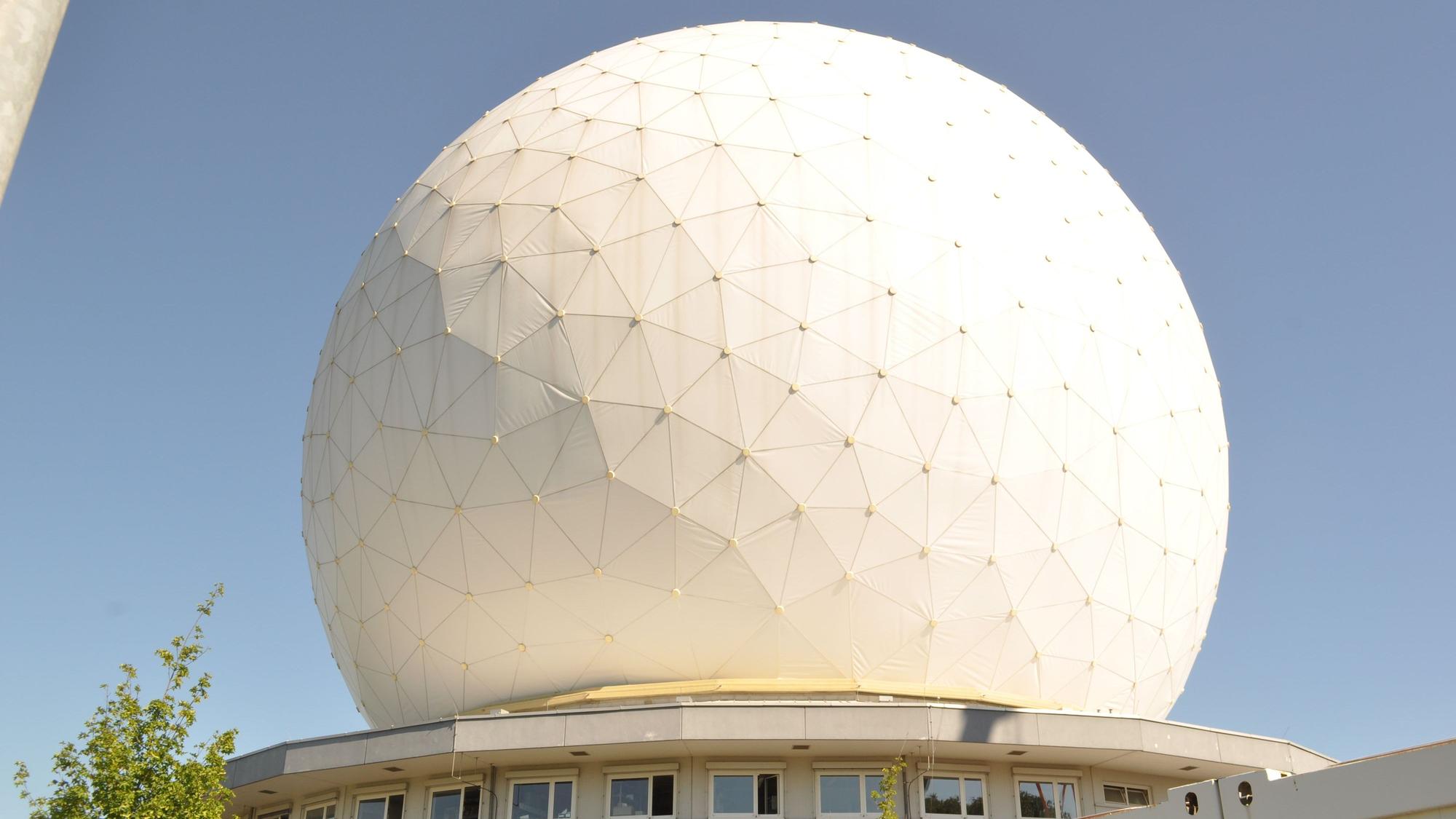 Das Radom in Werthhoven bei Berkum in der Gemeinde Wachtberg gehört zu einer militärisch genutzten Radaranlage, an der auch Fraunhofer-Institute forschen.