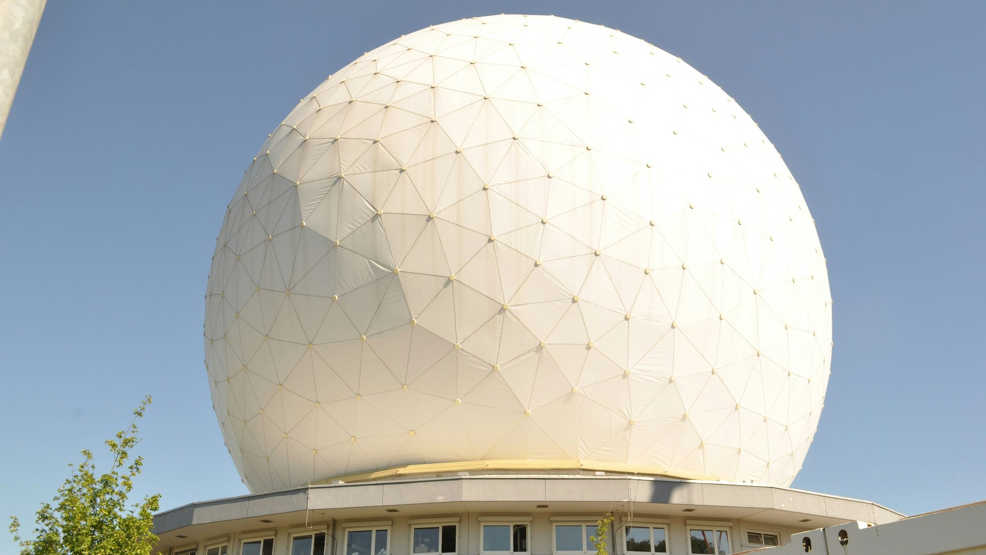 Das Radom in Werthhoven bei Berkum in der Gemeinde Wachtberg gehört zu einer militärisch genutzten Radaranlage, an der auch Fraunhofer-Institute forschen.