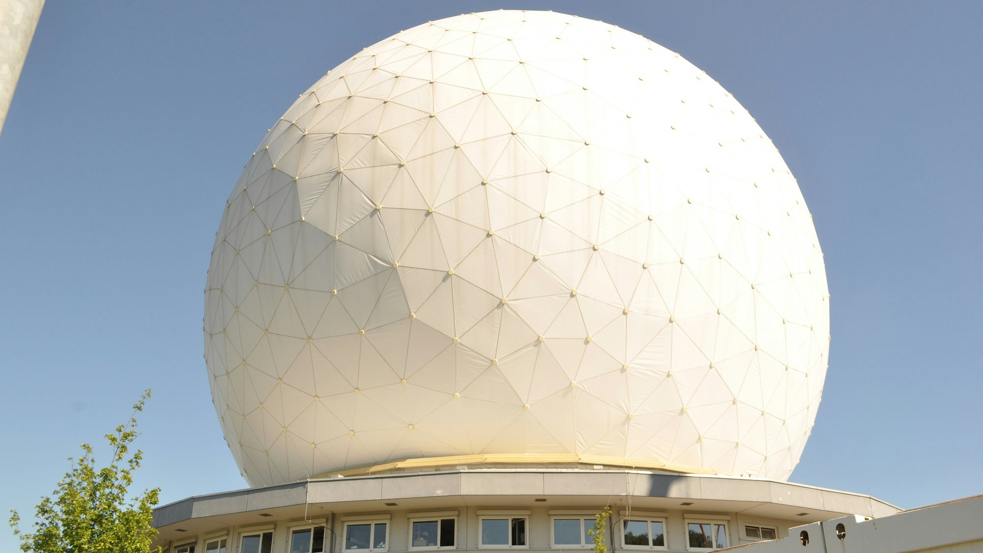 Das Radom in Werthhoven bei Berkum in der Gemeinde Wachtberg gehört zu einer militärisch genutzten Radaranlage, an der auch Fraunhofer-Institute forschen.