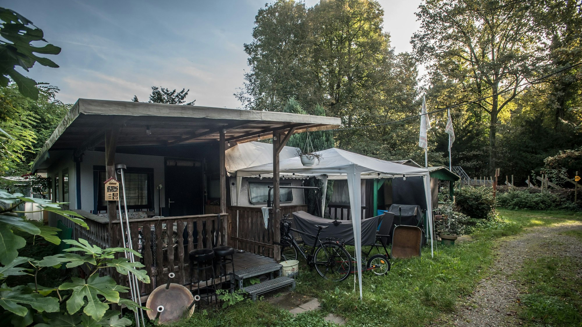 Menschen leben auf dem Gelände der Naturfreunde.