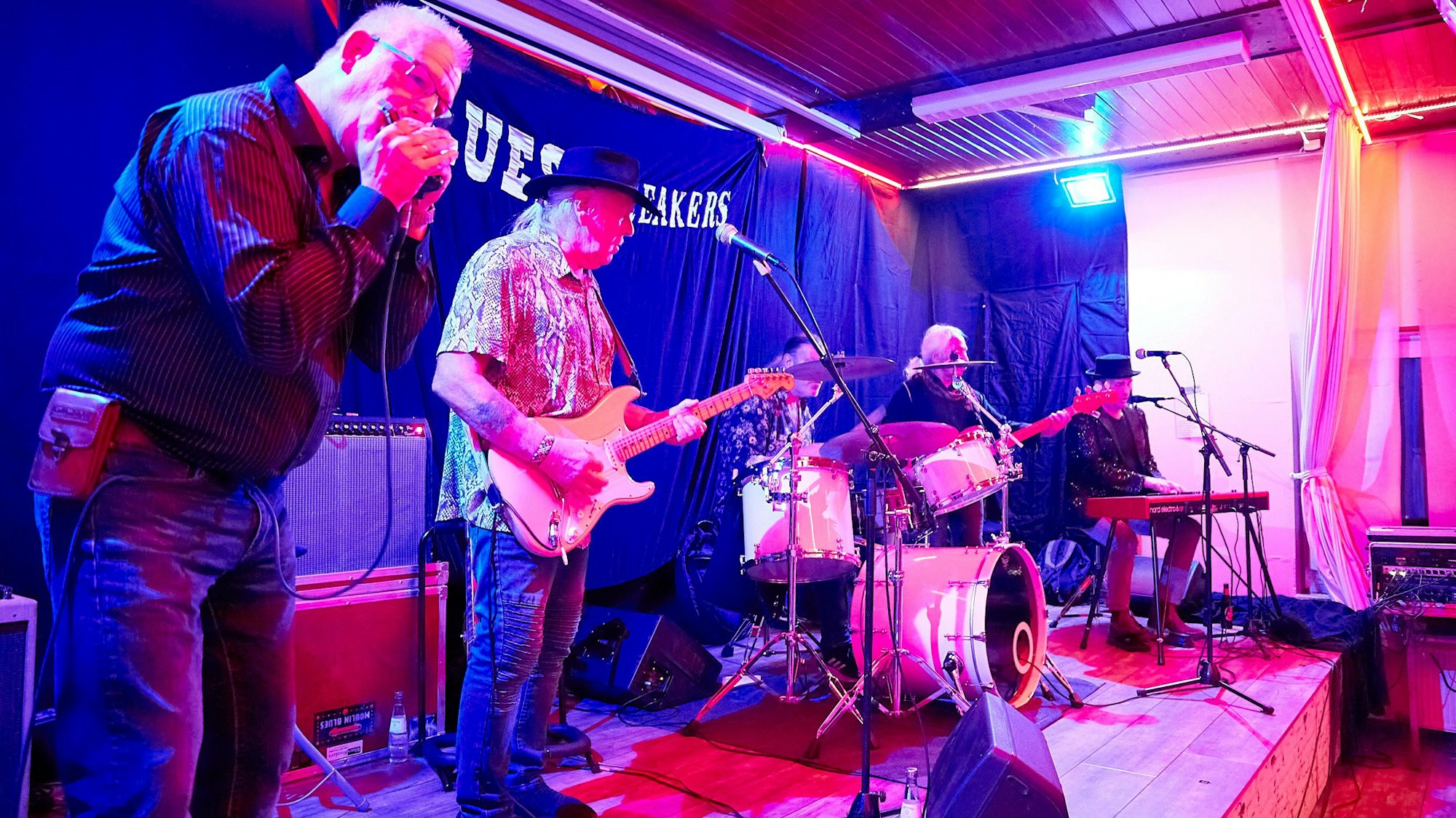 Die die niederländische Band „Blues Breakers“ steht im Bürgerhaus in Lorbach auf der Bühne.