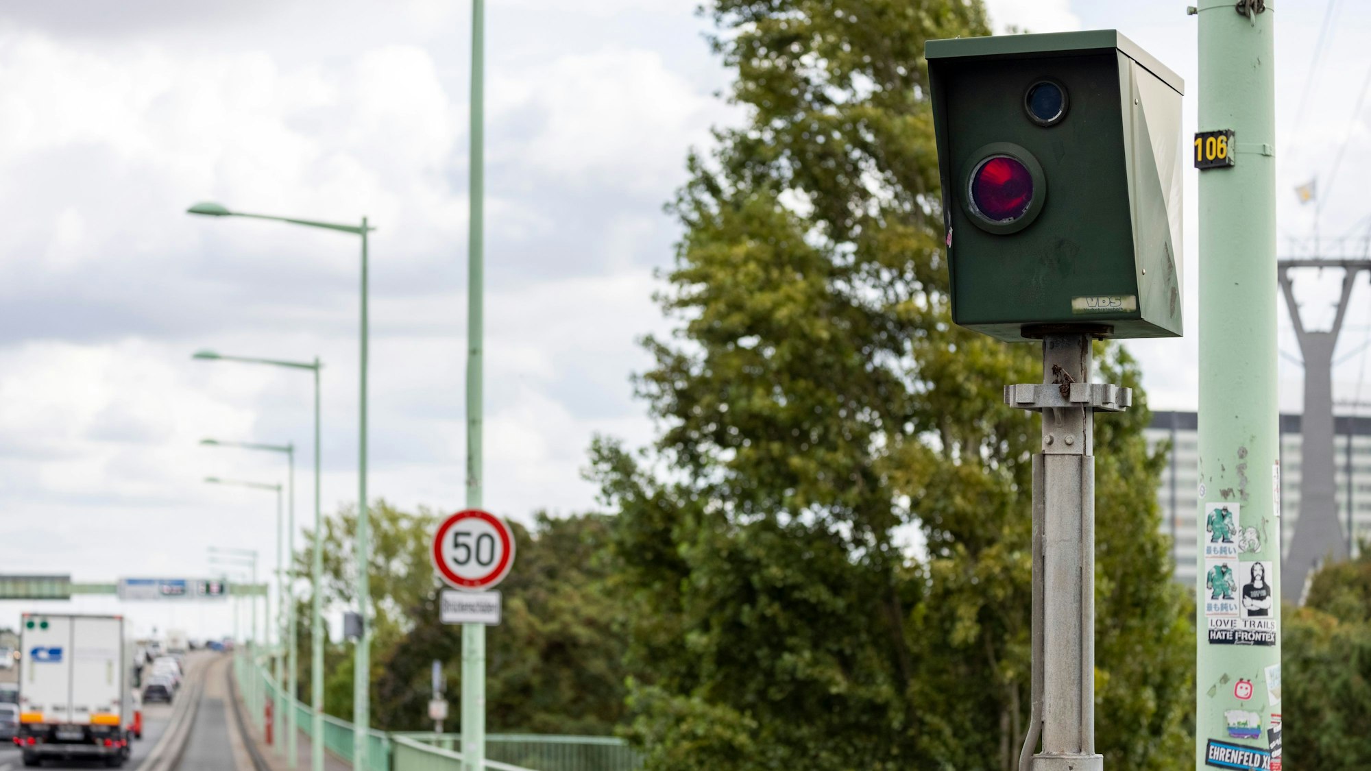 Tempolimit 50 km/h auf der Zoobrücke
Defekte Blitzer.