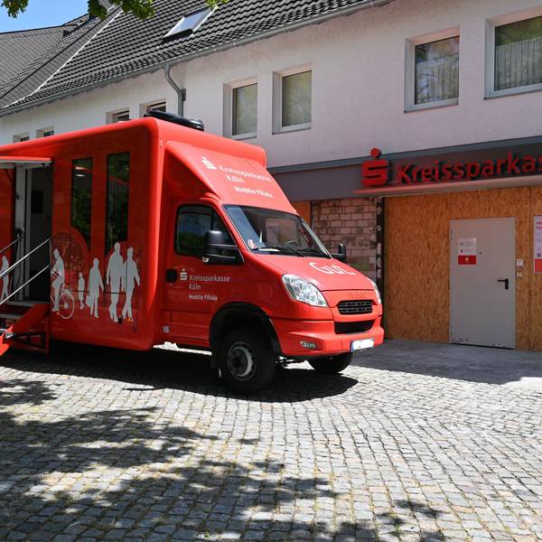 Das Bild zeigt einen roten Lieferwagen in Türnich, die mobile Filiale der Kreissparkasse Köln.
