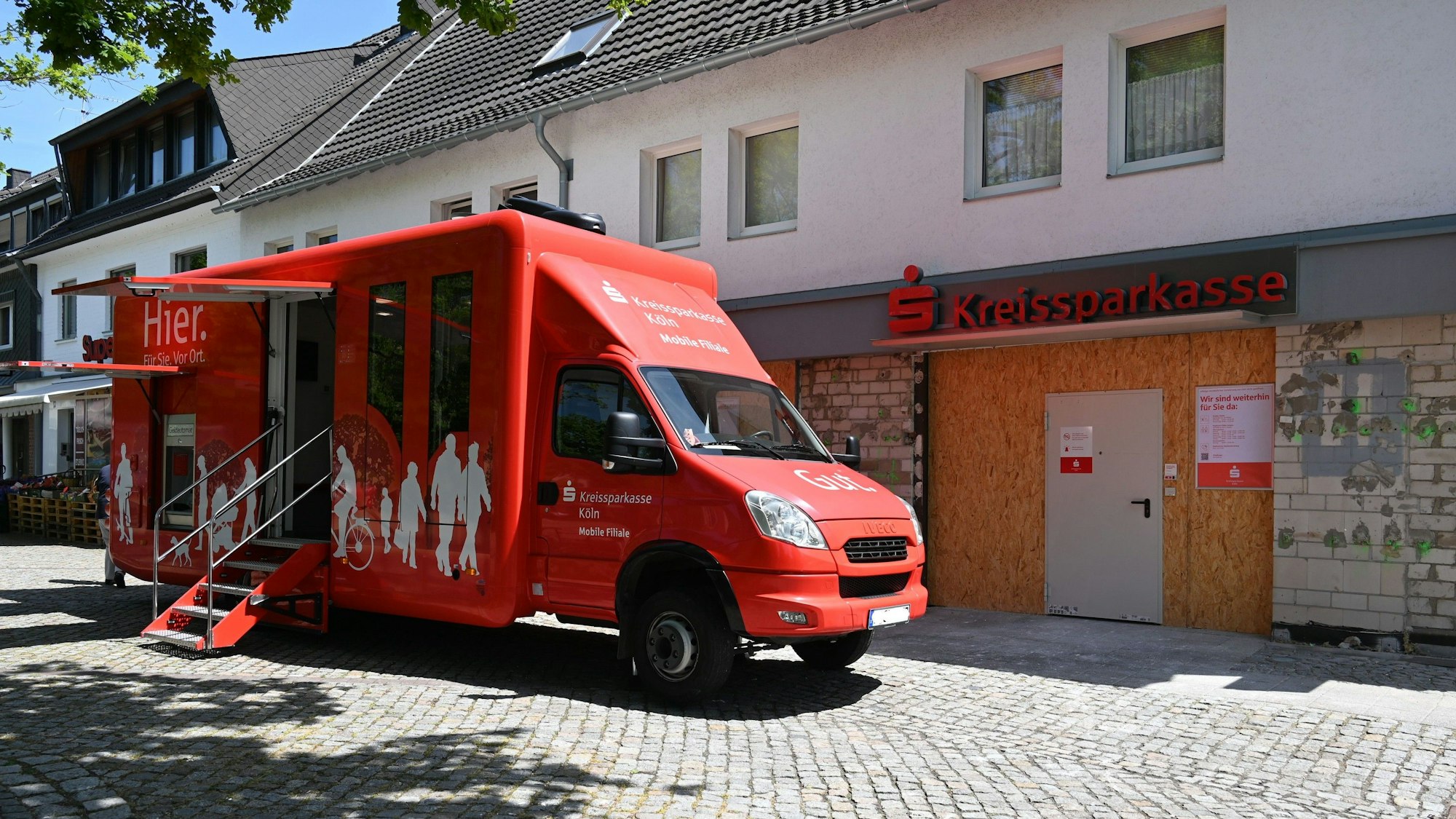 Das Bild zeigt einen roten Lieferwagen in Türnich, die mobile Filiale der Kreissparkasse Köln.
